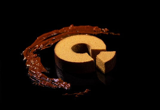 【新発売】渋谷限定ブランド「メルズキャラメルワークス」から、「キャラメルバウム」登場。手炊きカラメルの甘みとほろ苦さ、職人が丁寧に焼き重ねたほどける食感でご褒美時間を | 渋谷スクランブルスクエア 【新発売】渋谷限定ブランド「メルズキャラメルワークス」から、「キャラメルバウム」登場。手炊きカラメルの甘みとほろ苦さ、職人が丁寧に焼き重ねたほどける食感でご褒美時間を | 渋谷スクランブルスクエア