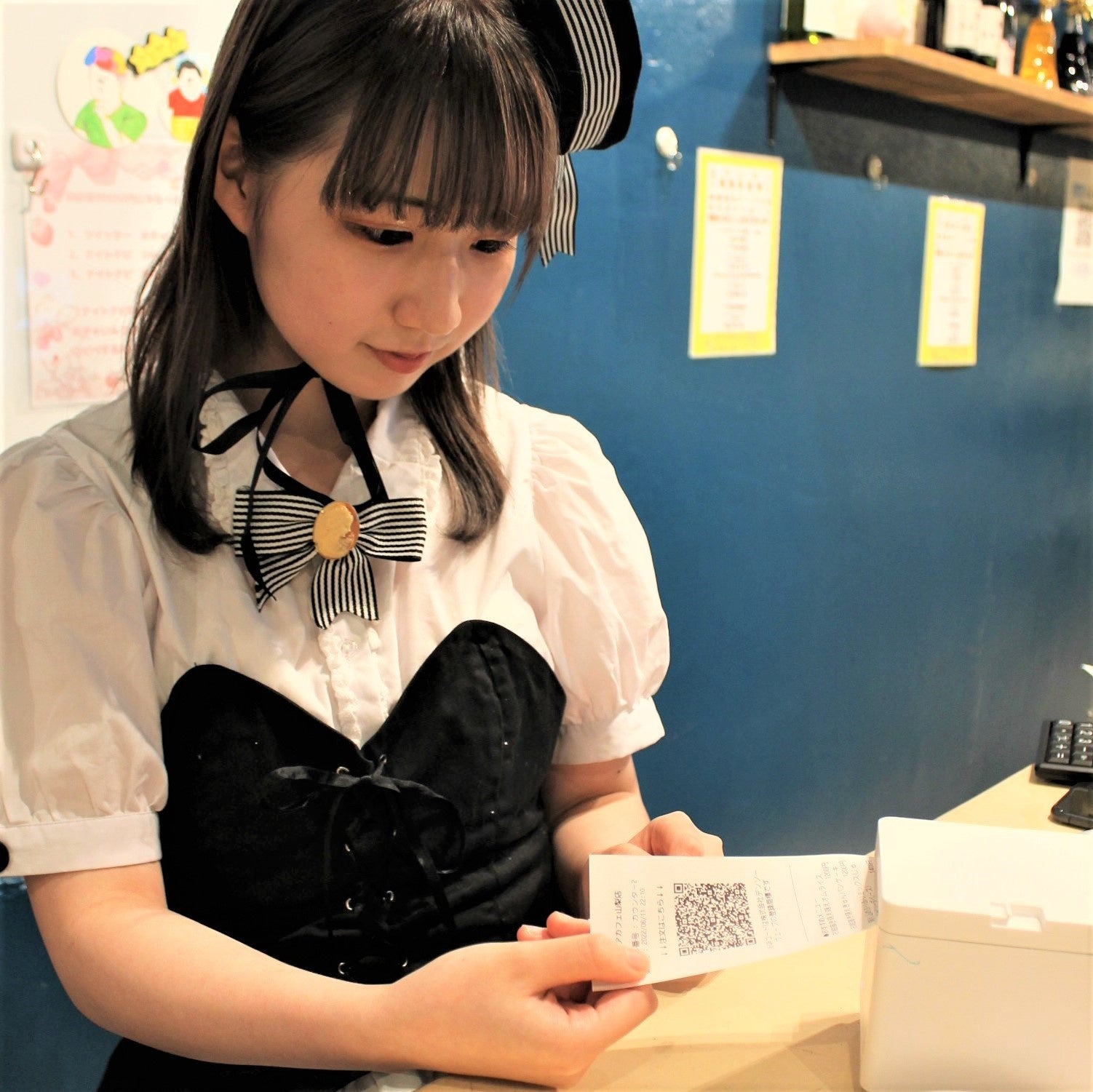 お客様が来店するとQRコードを準備