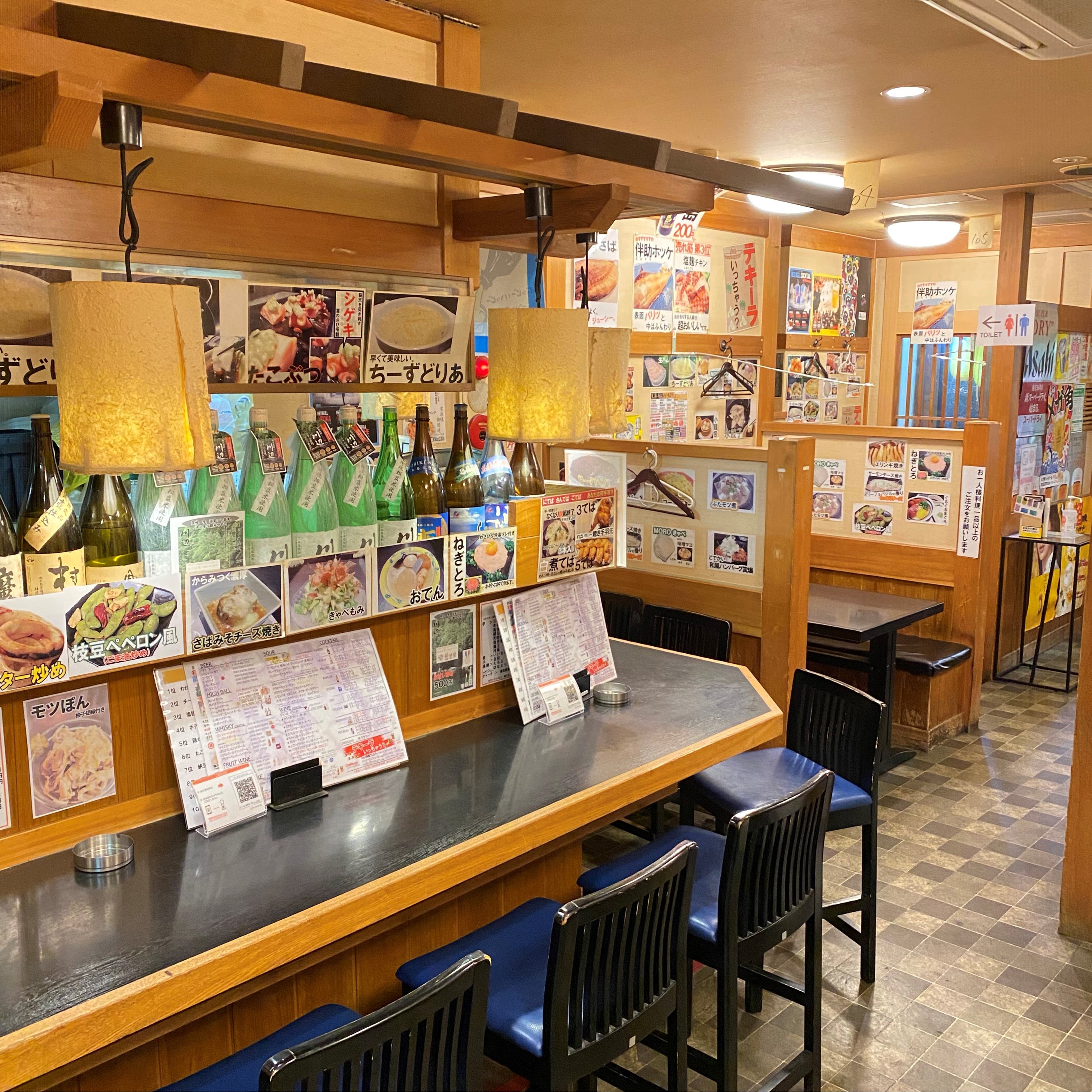 店内様子 席にはQRメニューを配置