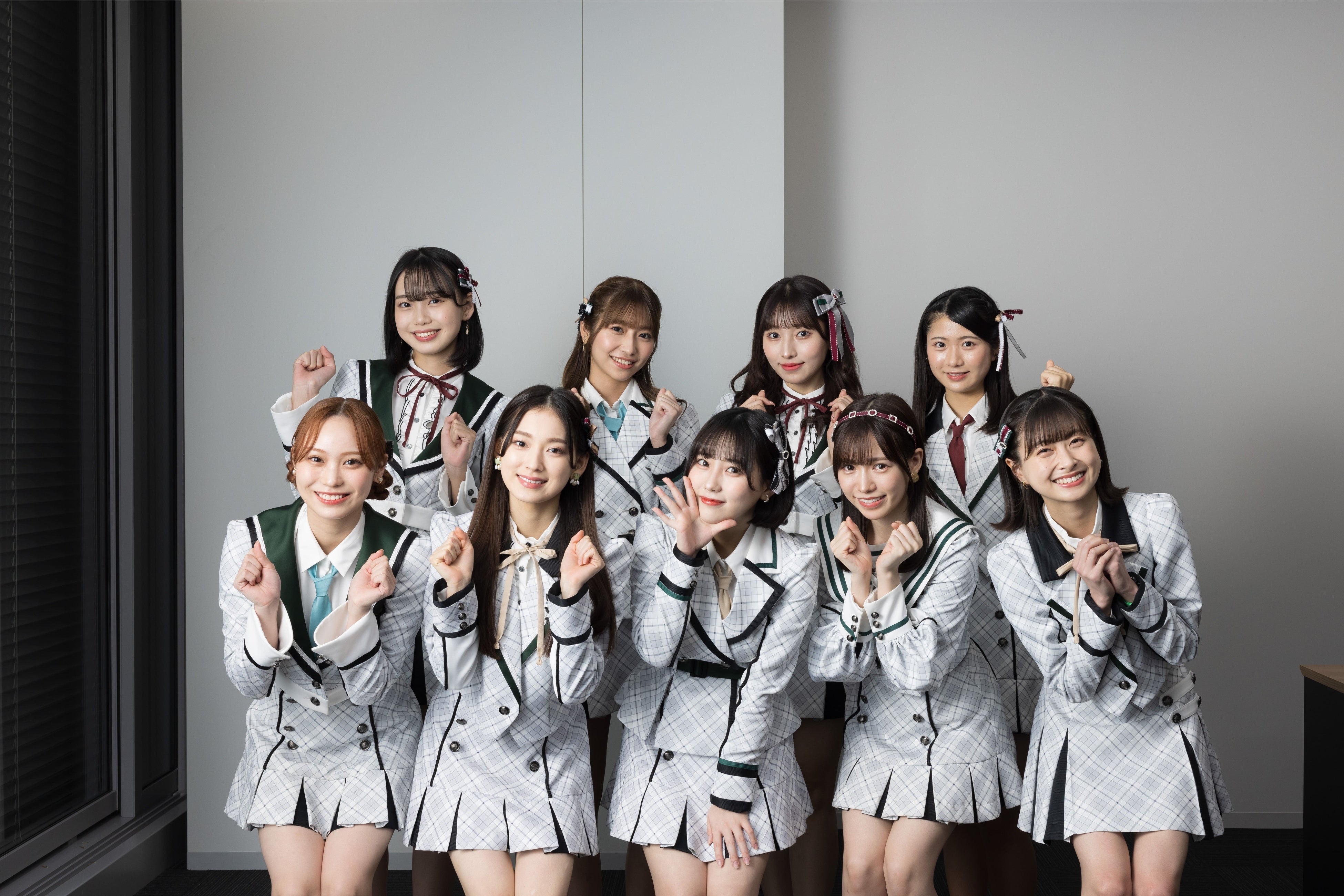 前列：左から豊永阿紀、最上奈那華、田中美久、運上弘菜、松岡はな　　　　　　　　　　　　　　　　　　　　　　　後列：左から梁瀬鈴雅、山下エミリー、栗原紗英、井澤美優