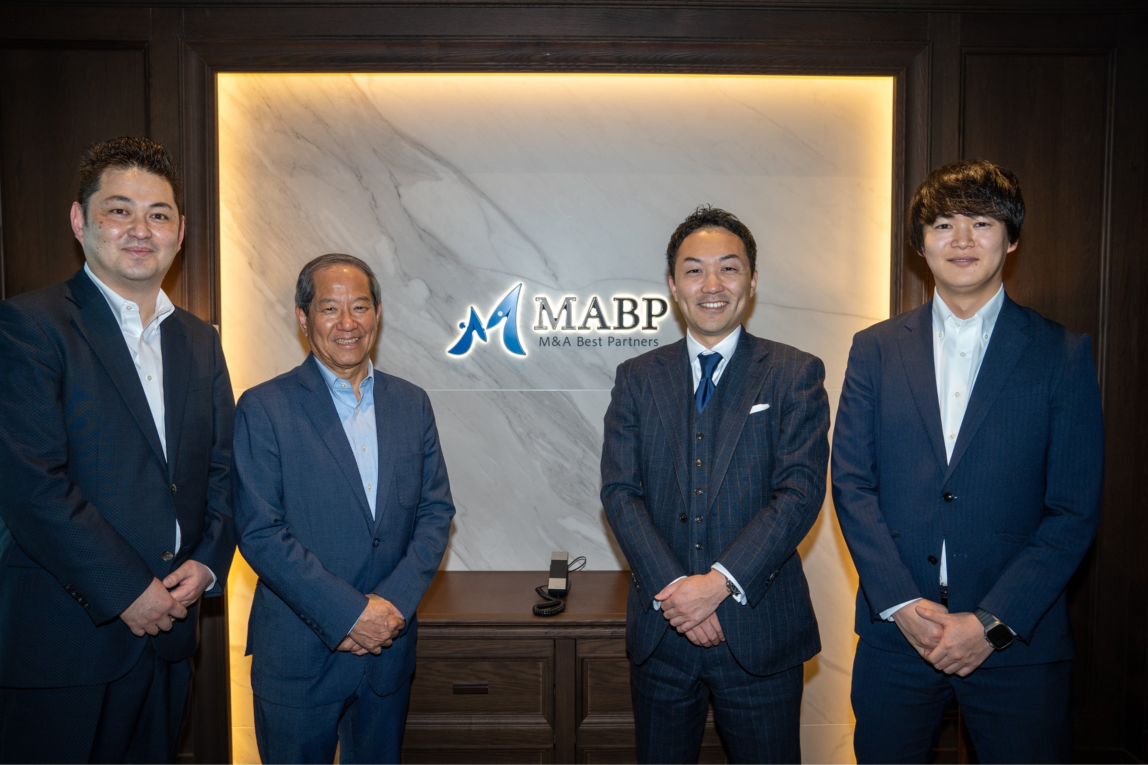 左から「100万人のクラシックライブ」スタッフ：西山俊一、代表理事：蓑田秀策、「M&Aベストパートナーズ」代表取締役副社長：松尾直樹、執行役員：高木翔太
