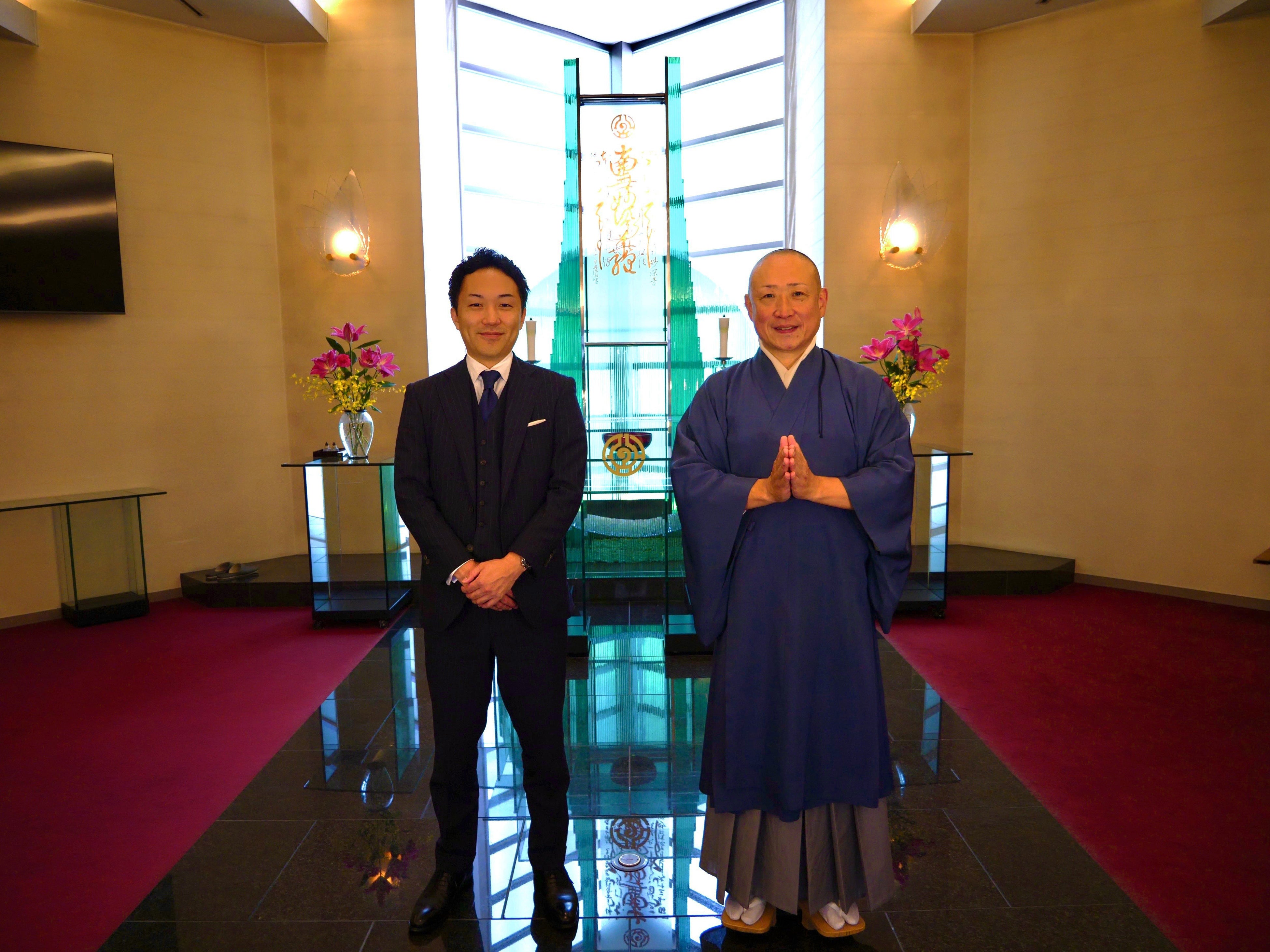 左から「M&Aベストパートナーズ」代表取締役副社長：松尾直樹、「本門佛立宗 妙深寺」住職：長松 清潤