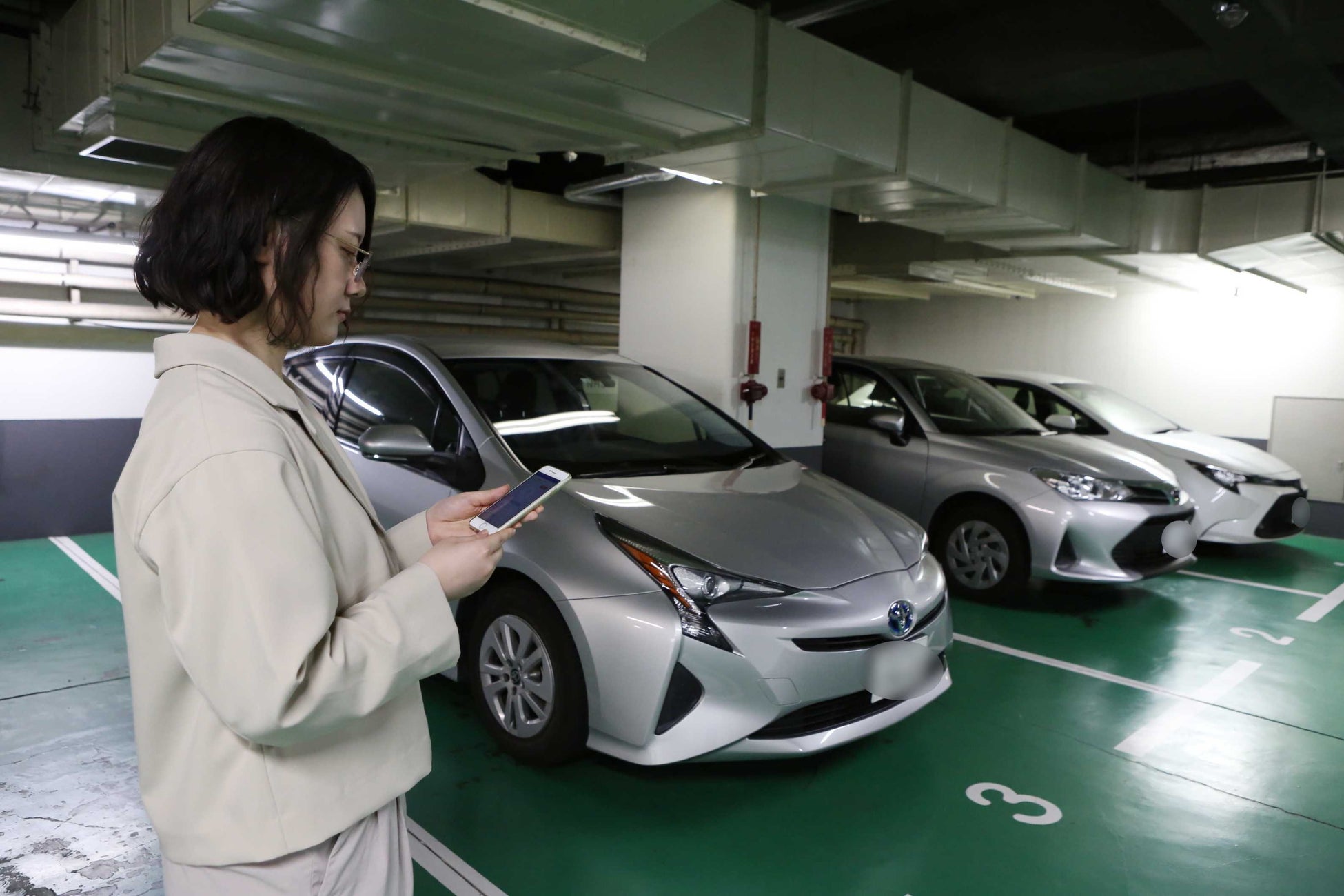 デジタルキーで鍵の施解錠をする様子