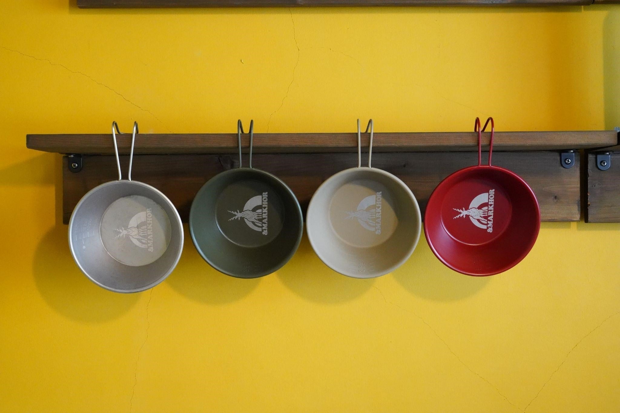 シェラカップ（左からチタン、カラー3色）