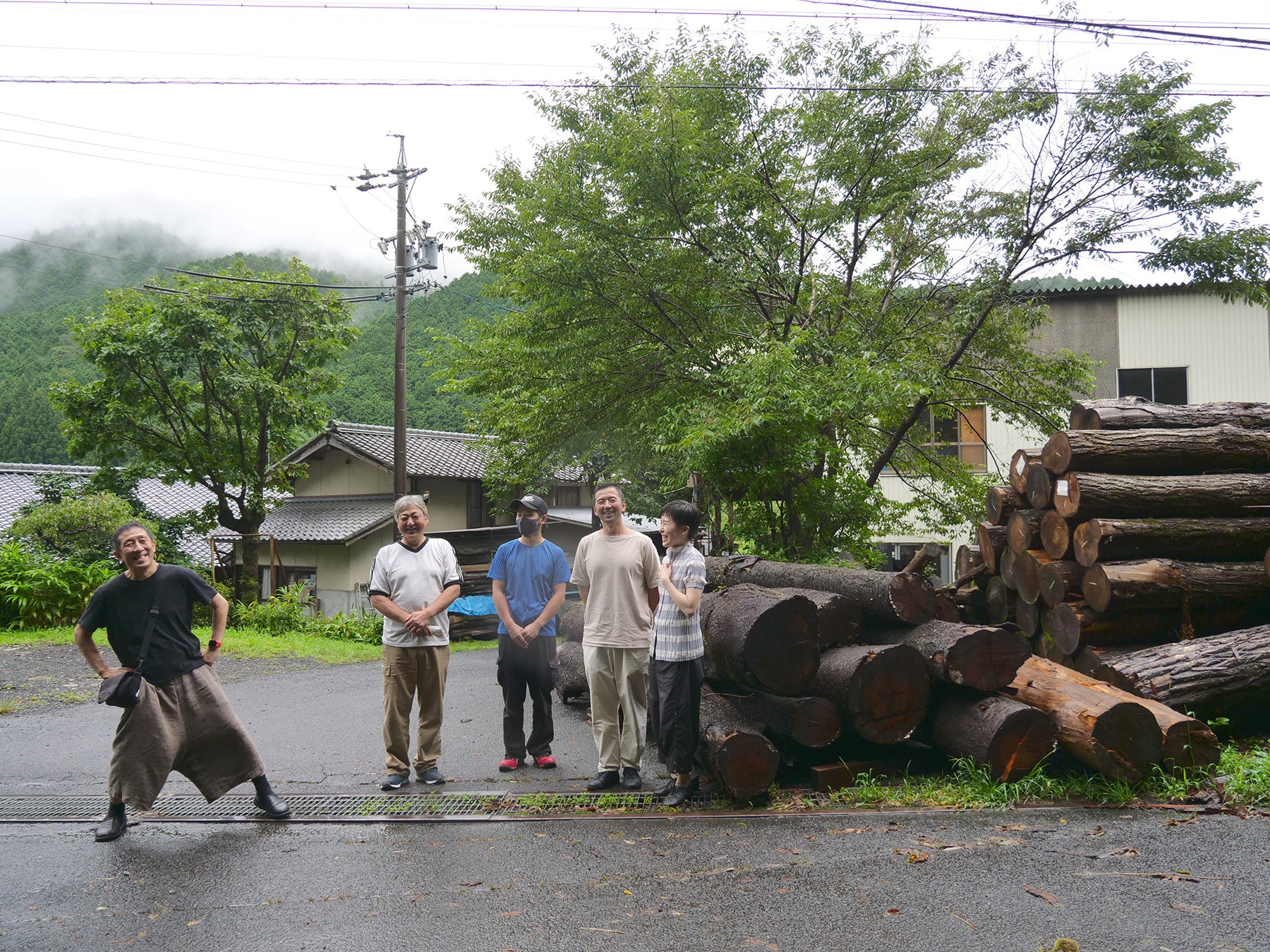 デザイナーと共に産地へ。作り手とも顔が見える関係を築く。