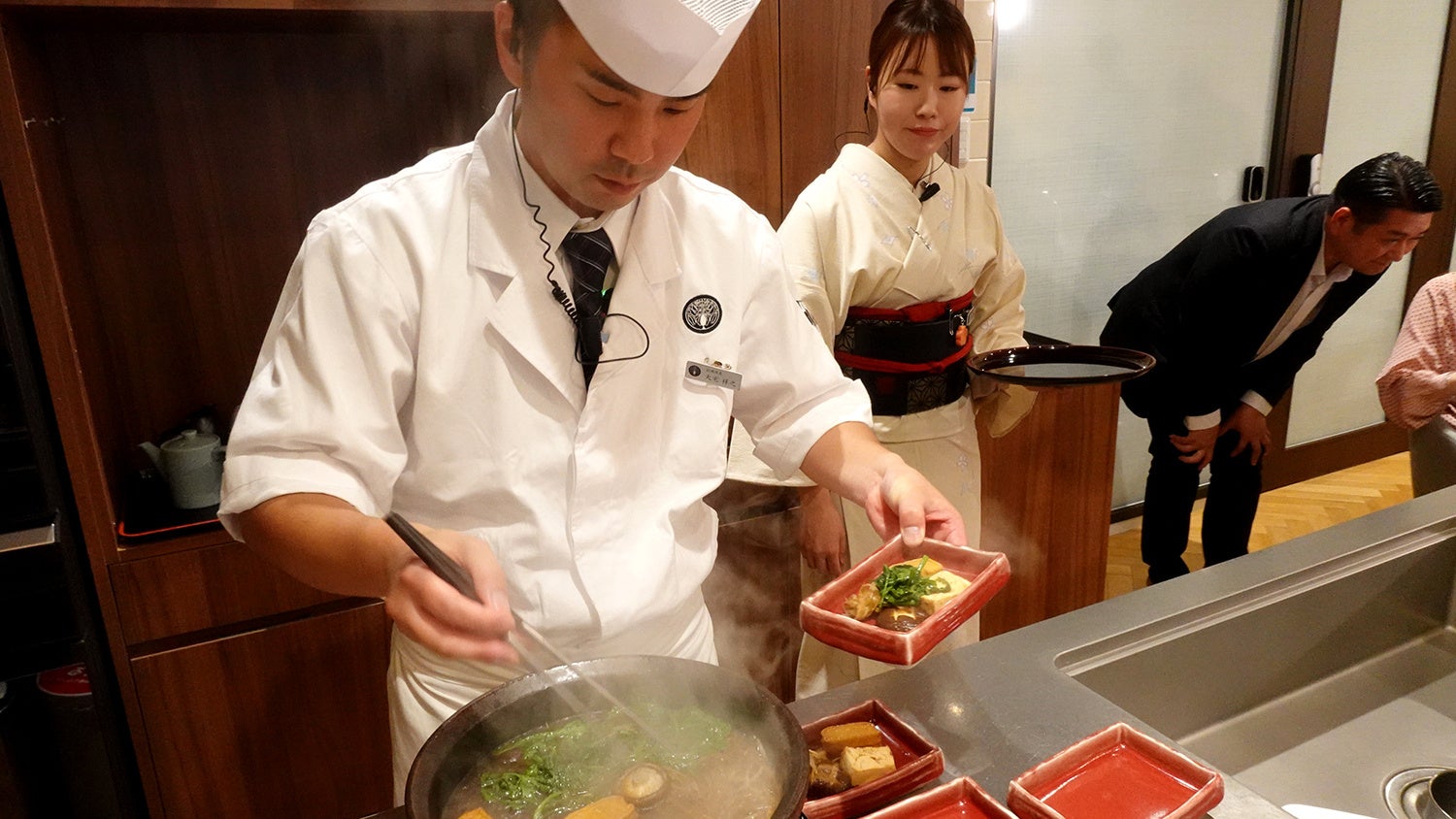 江戸野菜すき焼きを調理する大宅