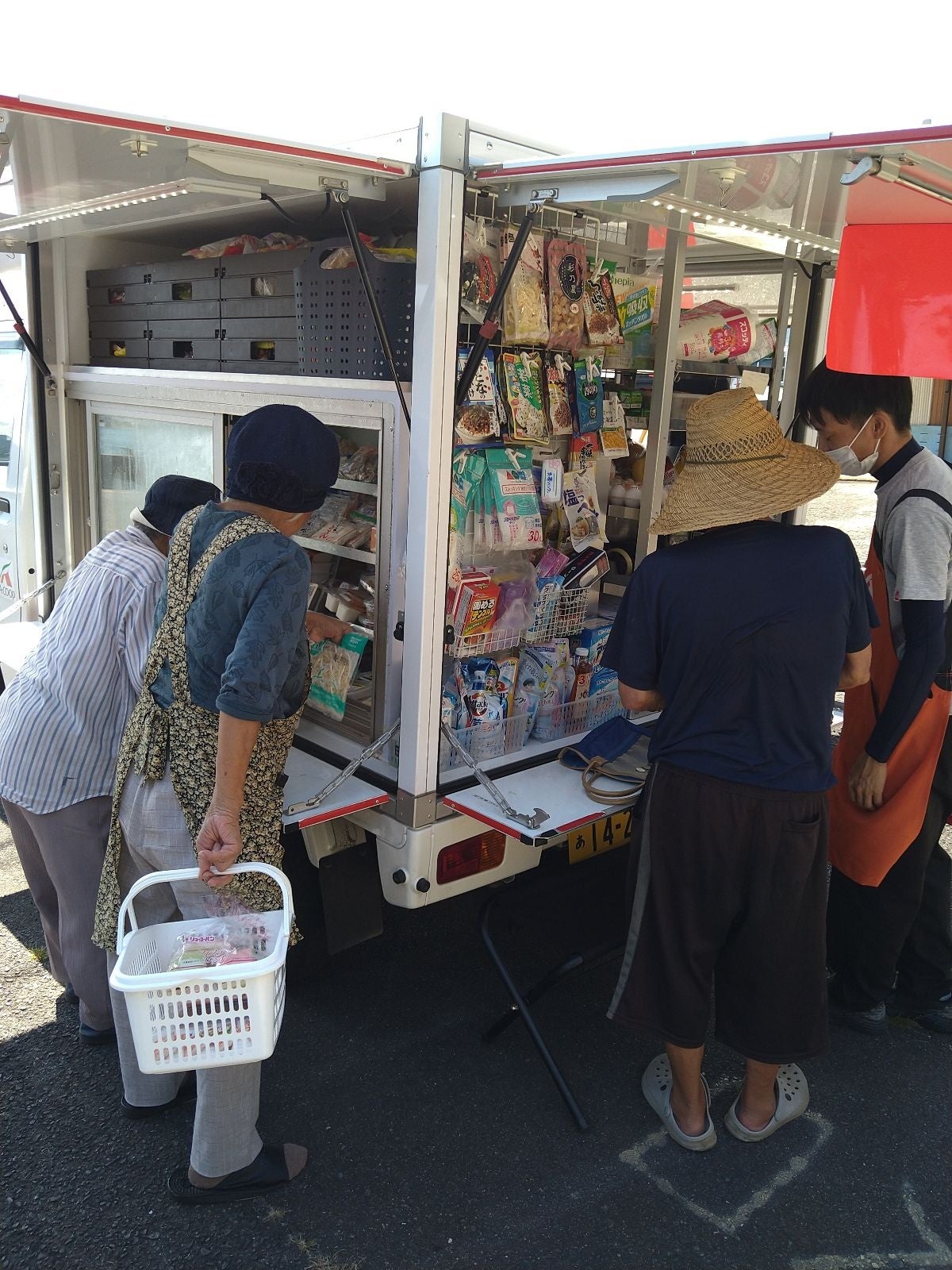 買い物客でにぎわう移動スーパー「とくし丸」