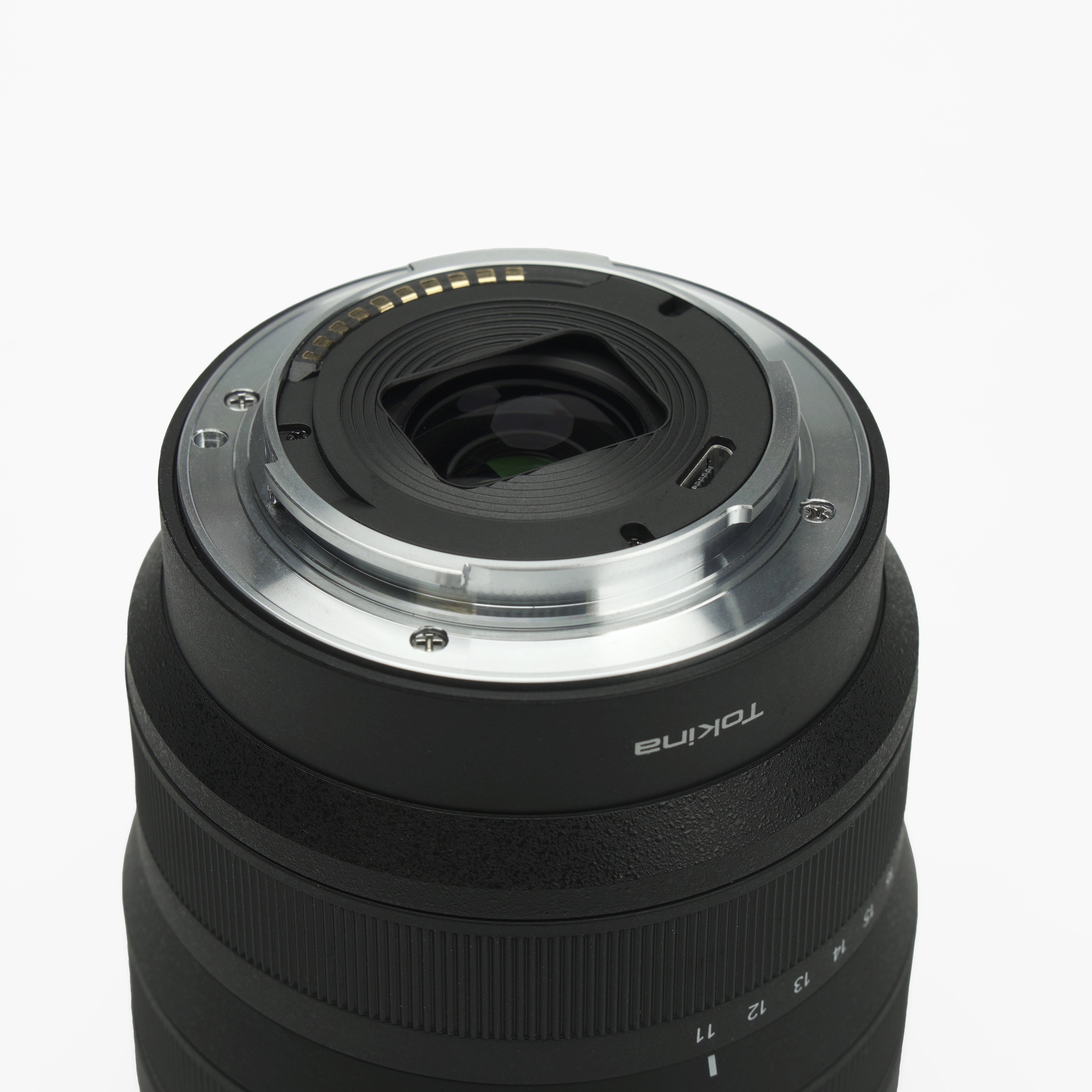 トキナー伝統のF2.8超広角ズームをAPS-Cミラーレス専用設計で