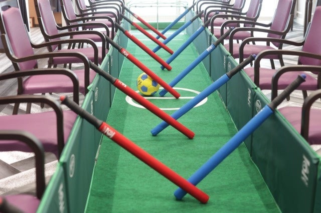 デイサービスセンターでは棒サッカーなどのアクティビティを実施。