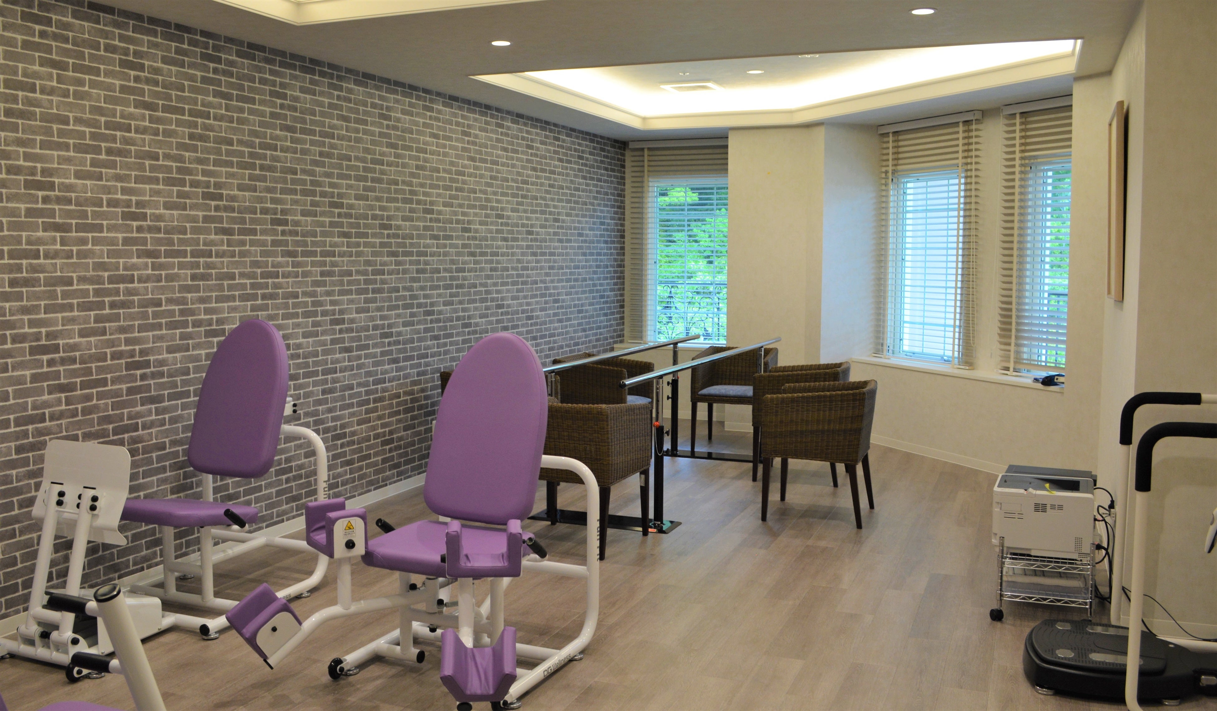 大きな窓から自然な光が入るエイジレストレーニングルーム