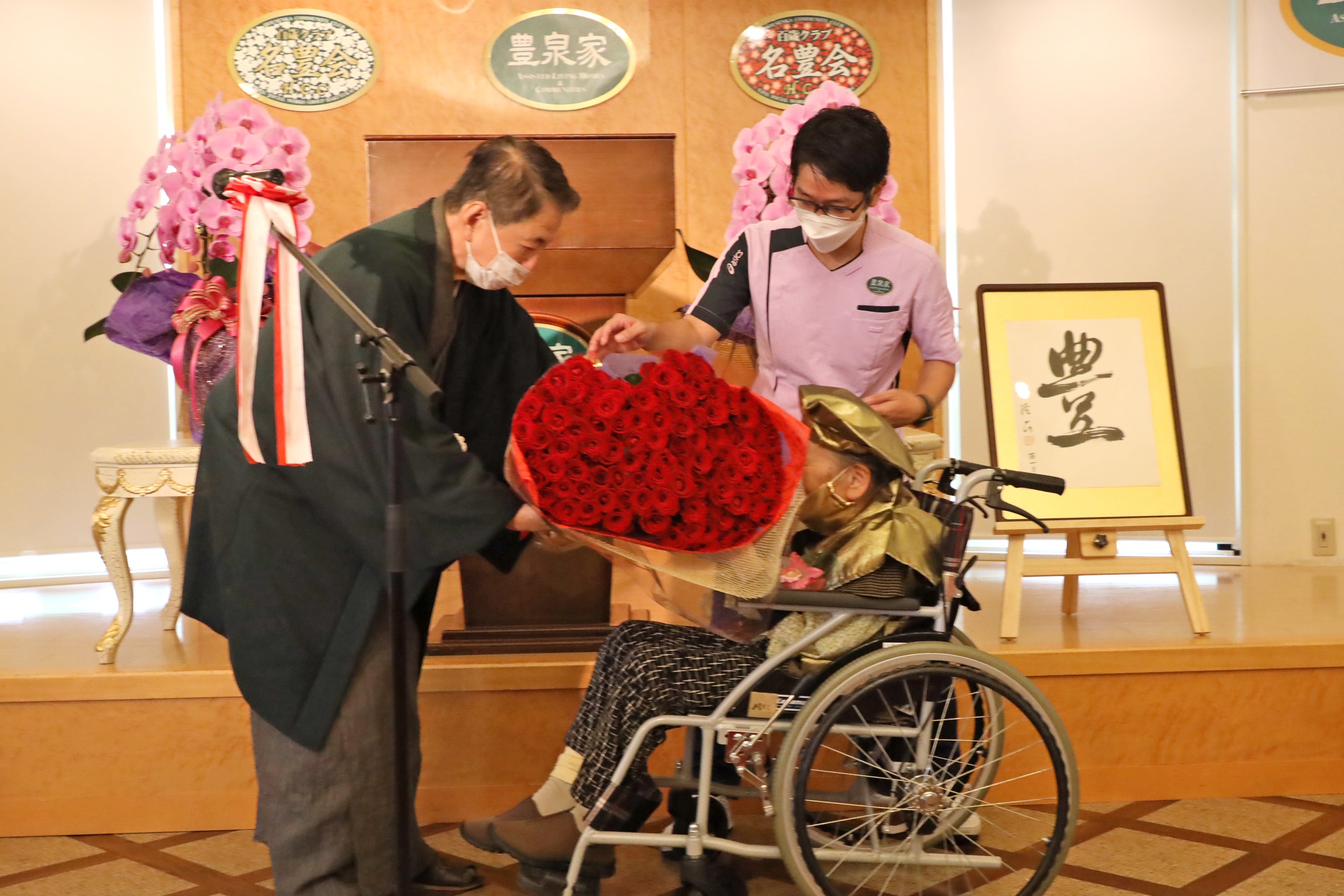 100歳にちなんで100本のバラの花束を贈呈いたしました