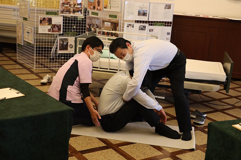 地面に座った状態から起き上がらせる方法