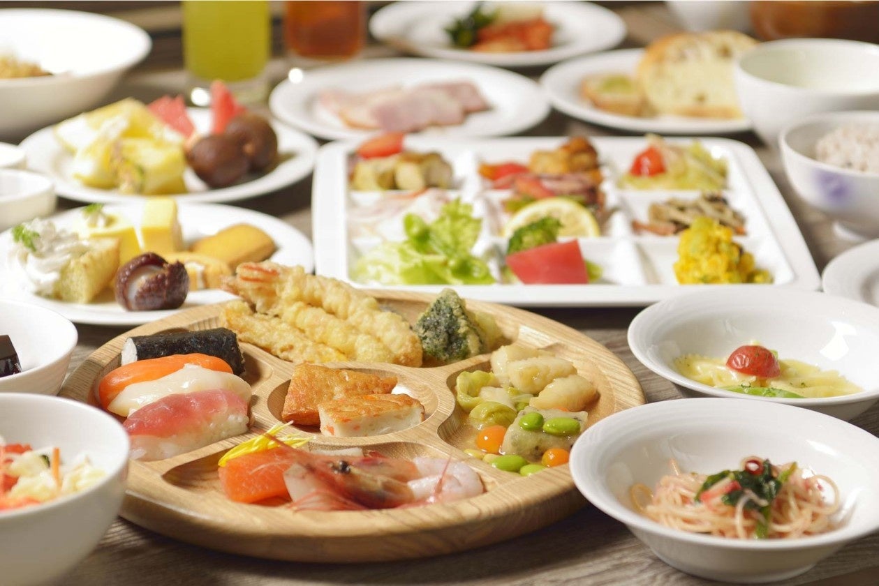 ディナービュッフェは季節限定を含む約80種類の料理が並ぶ（イメージ）