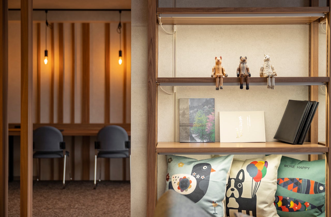 棚には書籍や落ち着く北欧雑貨が並ぶ