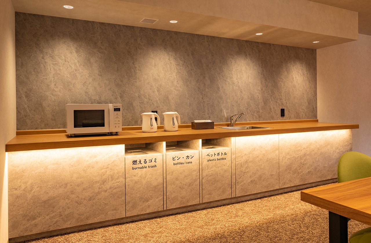 無料Wi-Fi、各テーブル電源・USBコンセント完備、プロジェクター、電子レンジ、電気ケトルも利用可能