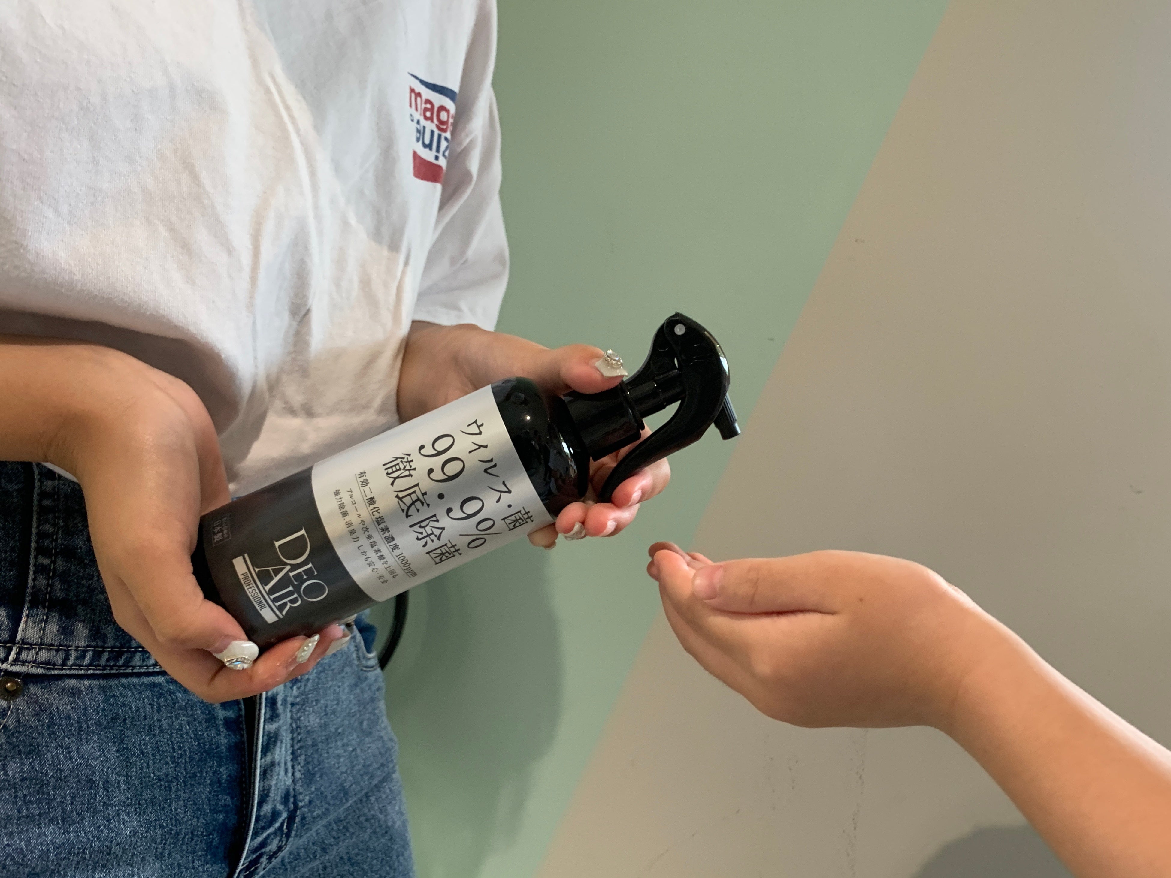 会場の入り口では、ひとり一人に