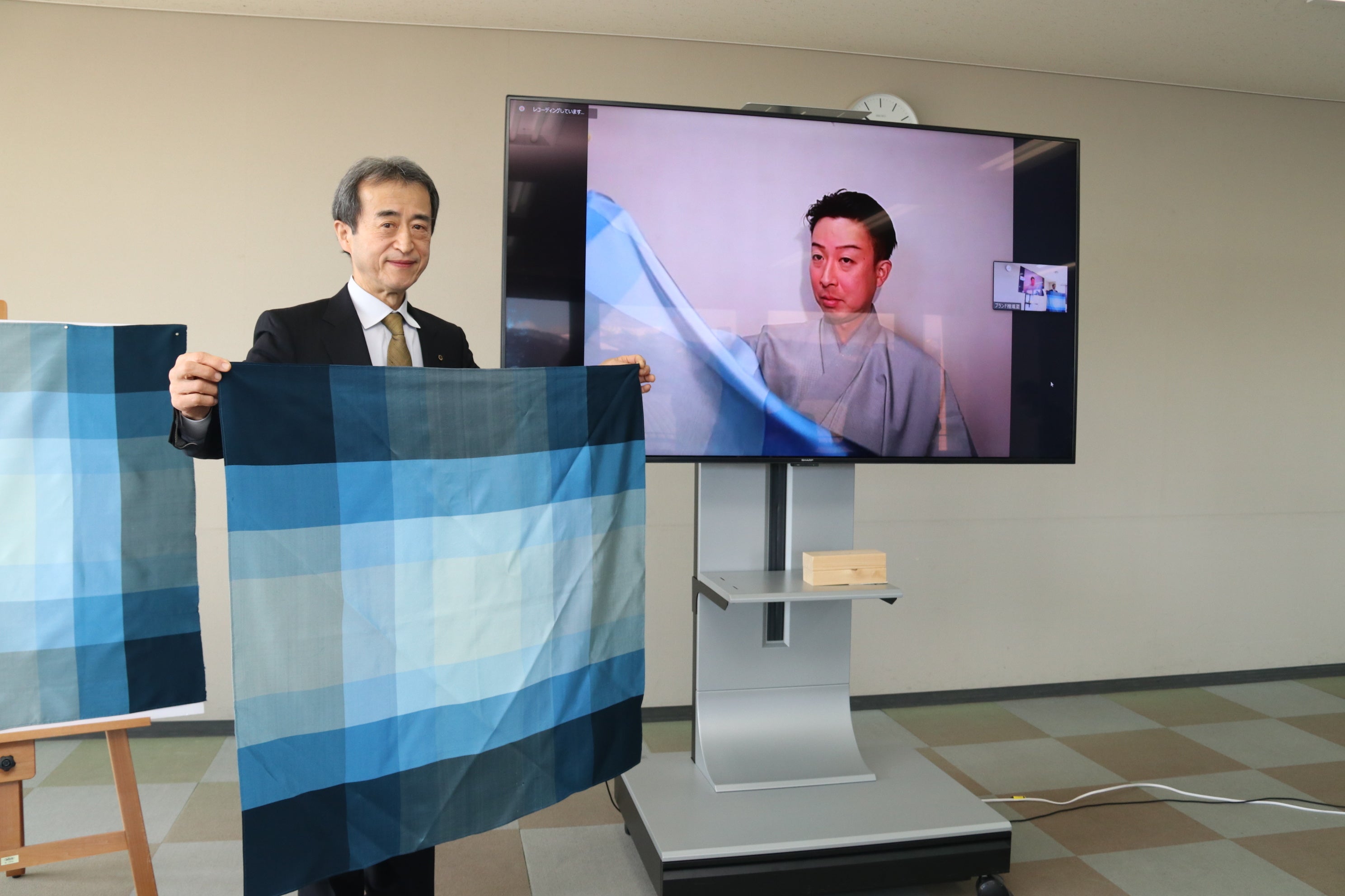 風呂敷を手に取る今井竜五市長（左）と市川笑野さん（右）