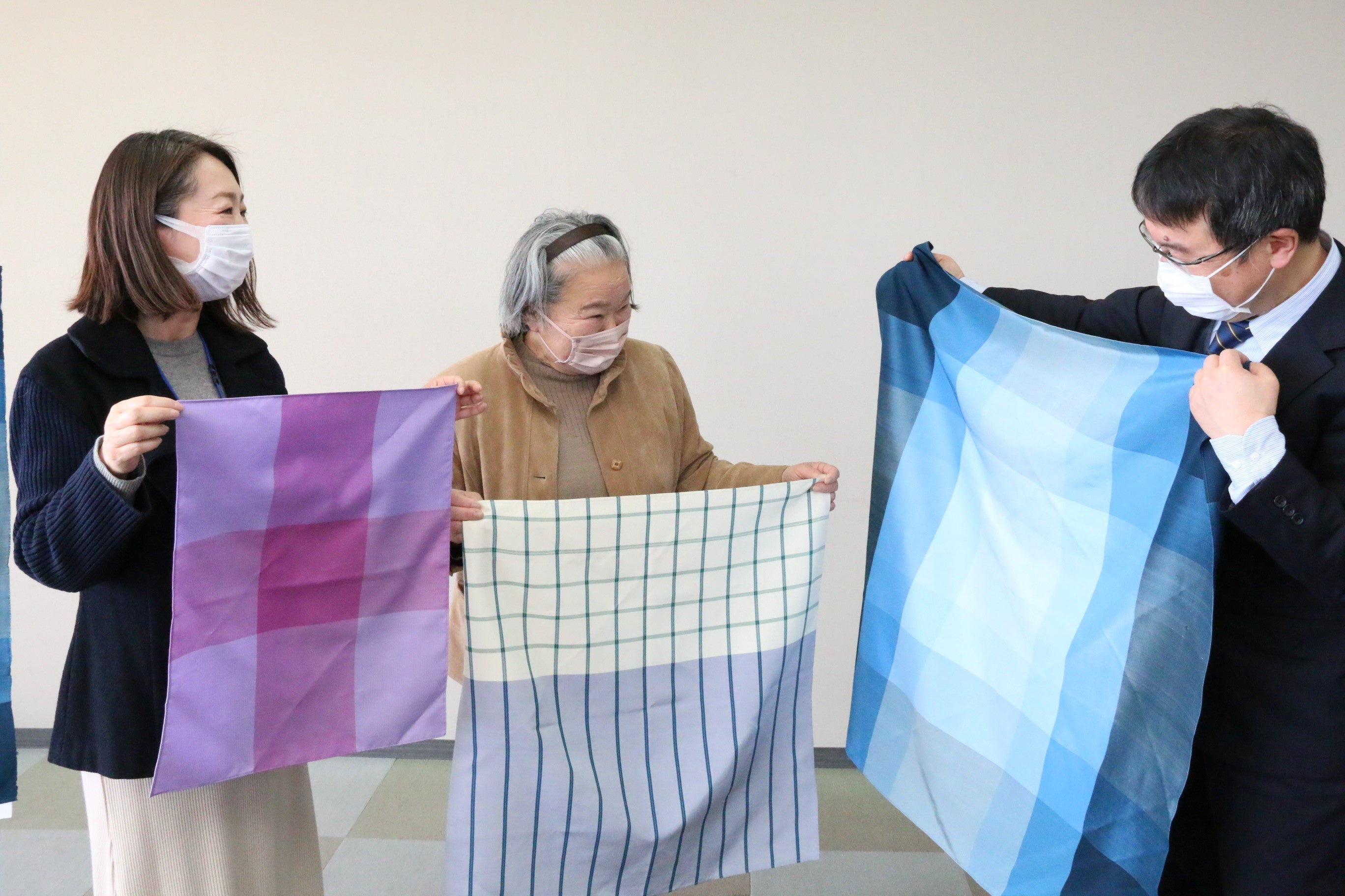 製作に携わった岡谷市地域おこし協力隊佐々木千玲（左）、岡谷絹工房　小山町子代表（中央）、㈱宮坂製糸所　髙橋耕一代表取締役（右）