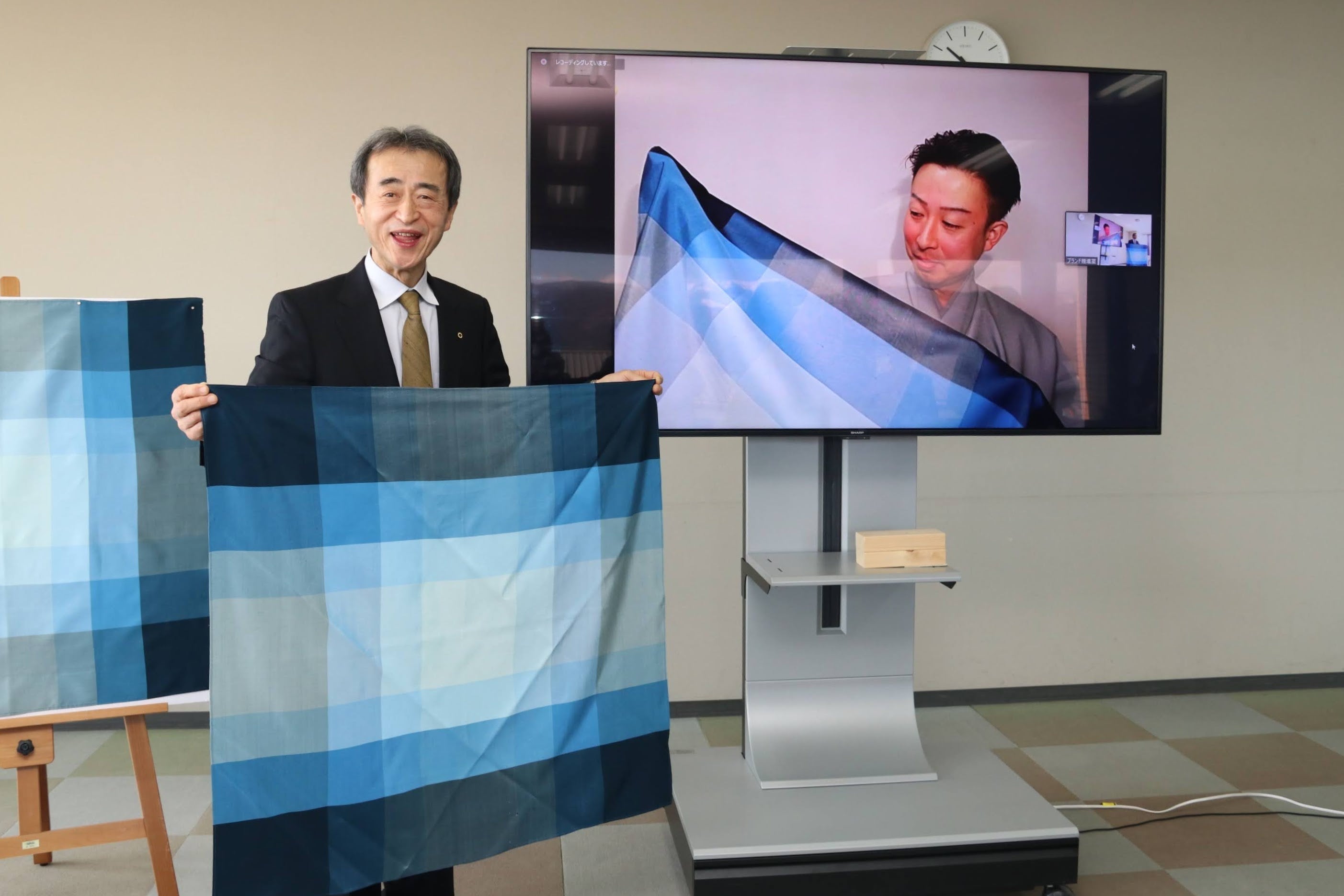 風呂敷を手に取る今井竜五市長（左）と市川笑野さん（右）