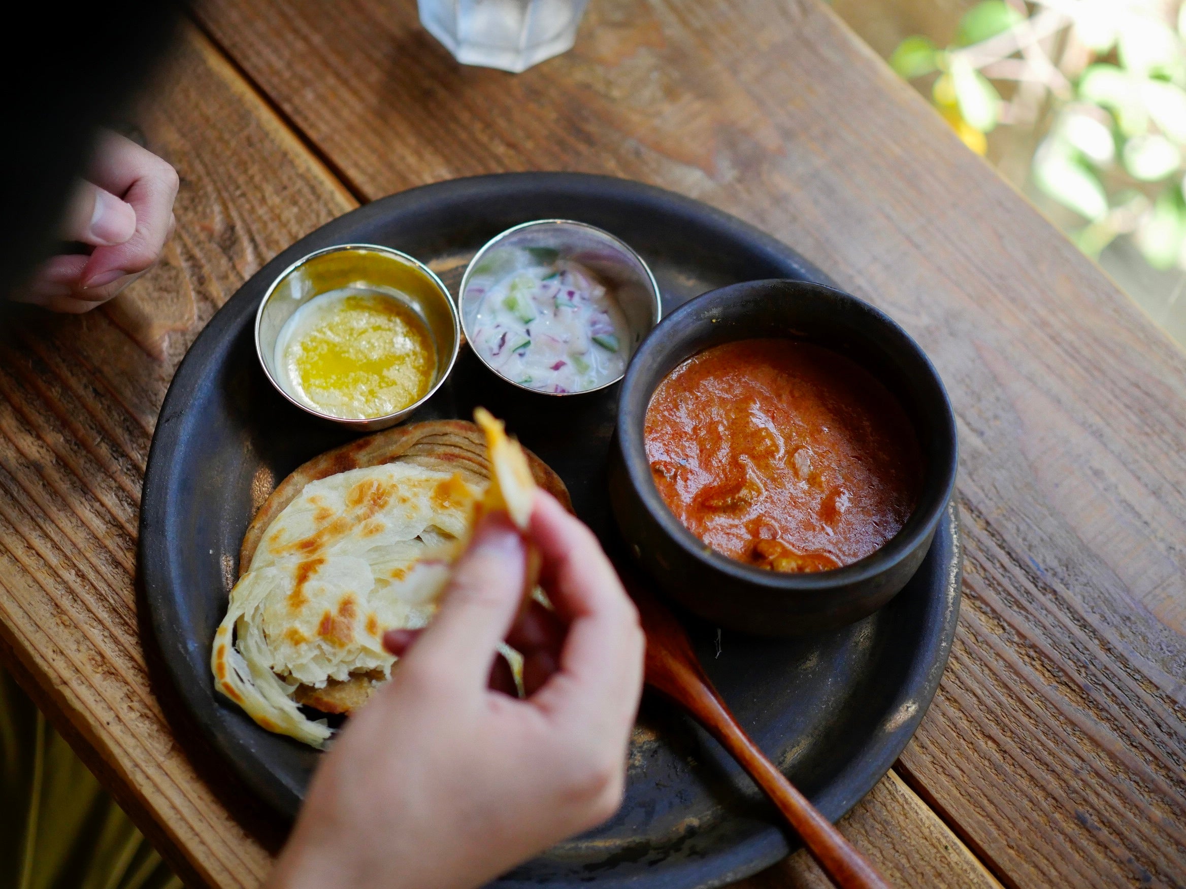 バターチキンカレーとインドのデニッシュパン「パラタ」のセット