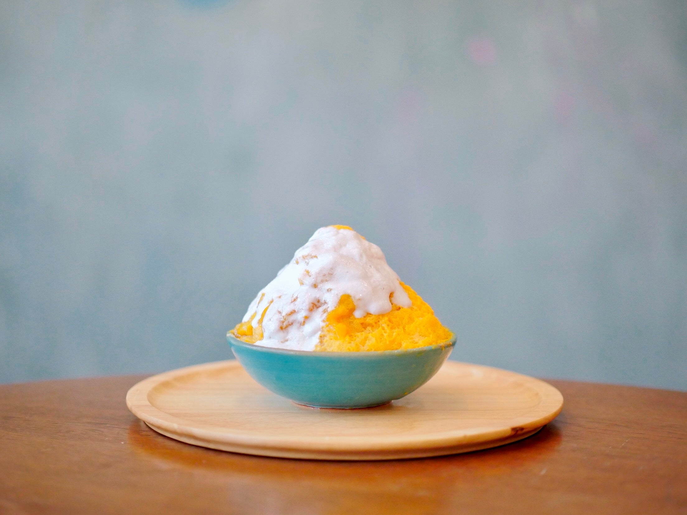 氷にもソースにもマンゴー果肉をふんだんに使った「芒果優格冰（マンゴーヨゥグビン）」