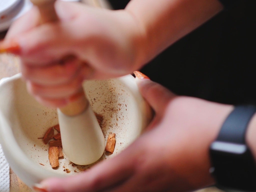 チャイに使用するスパイスを砕いている様子