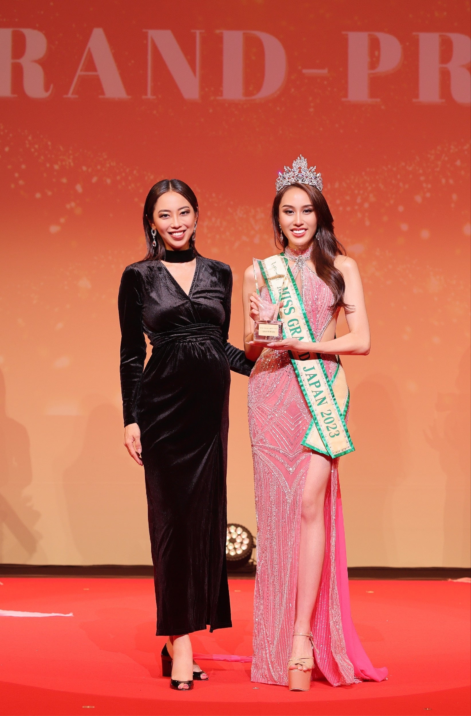 ミス・グランド・ジャパン 2023 町田 弥生と運営代表の吉井 絵梨子