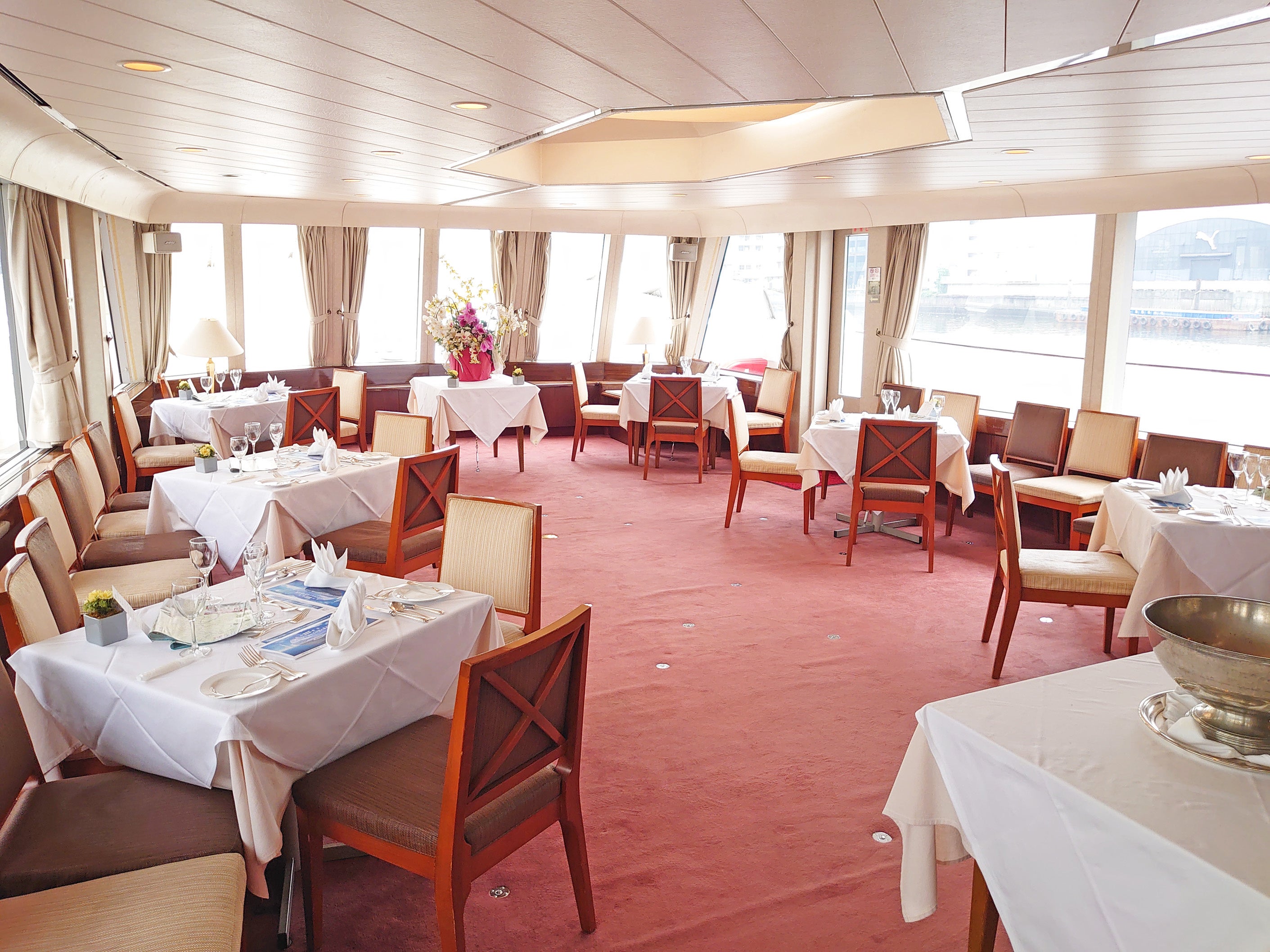 船内2階ダイニング（55㎡）着席イメージ