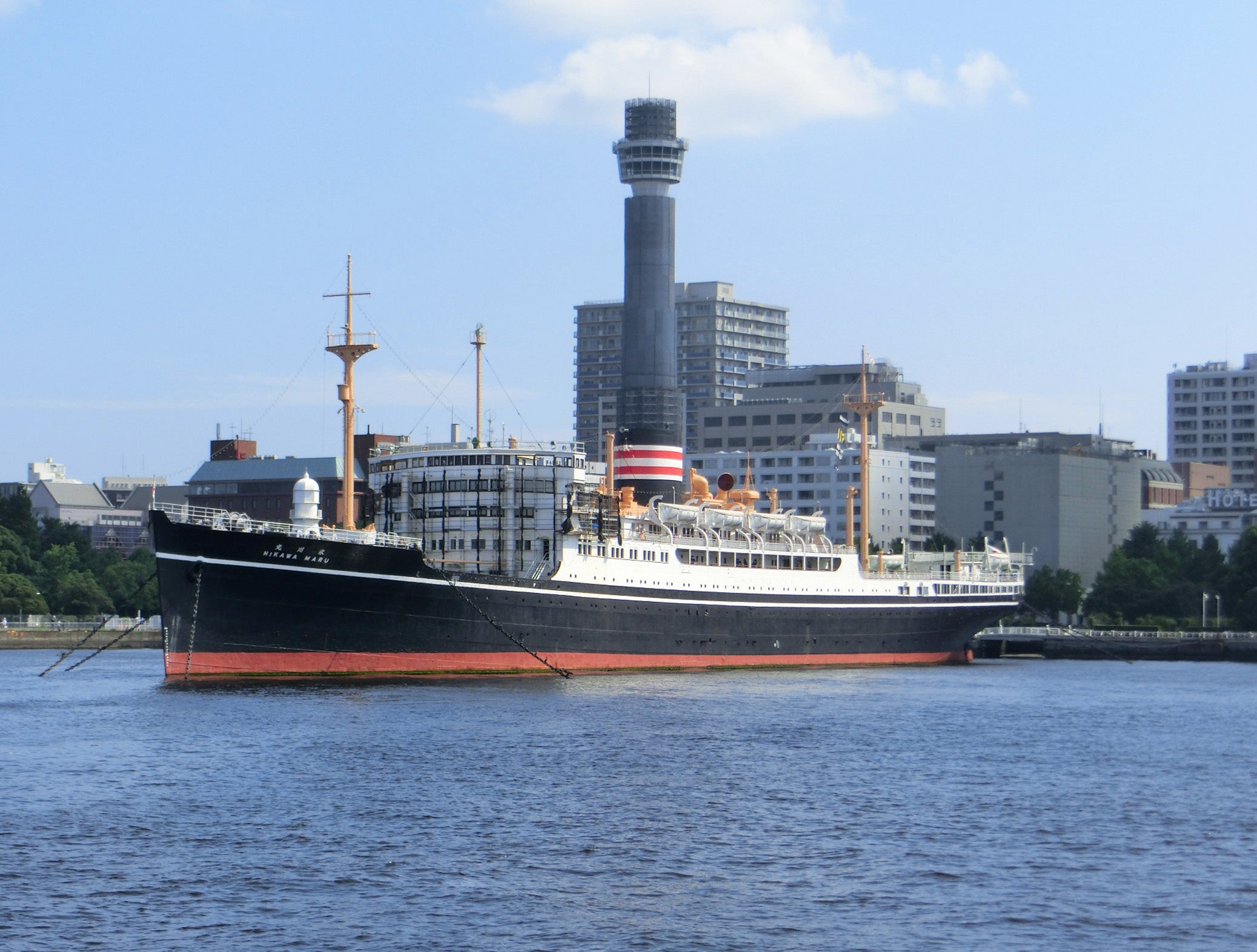 横浜港：氷川丸と山下公園方面（2021年7月船上より撮影）