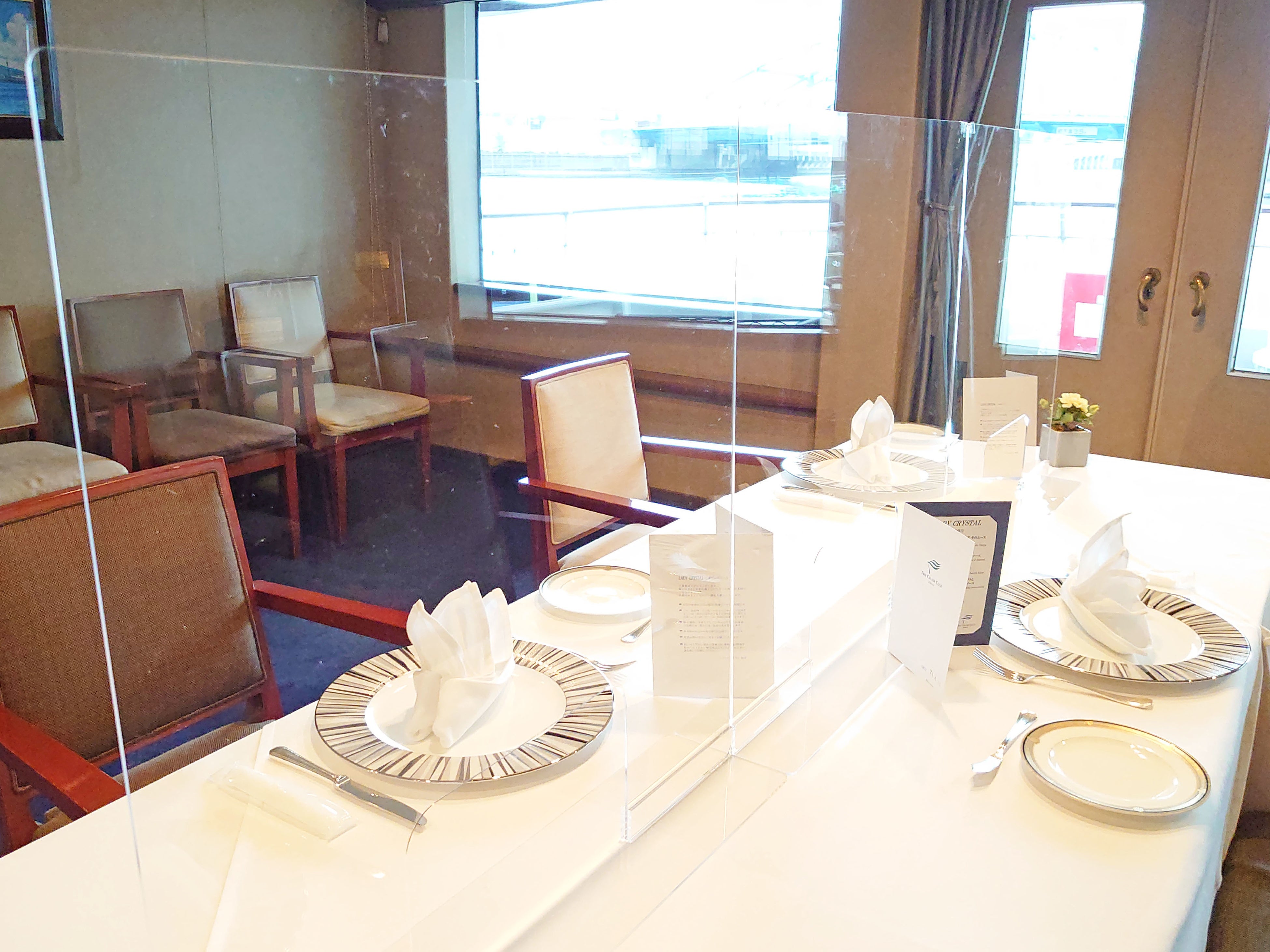 アクリルパネル設置イメージ（3名様以上の対面席）