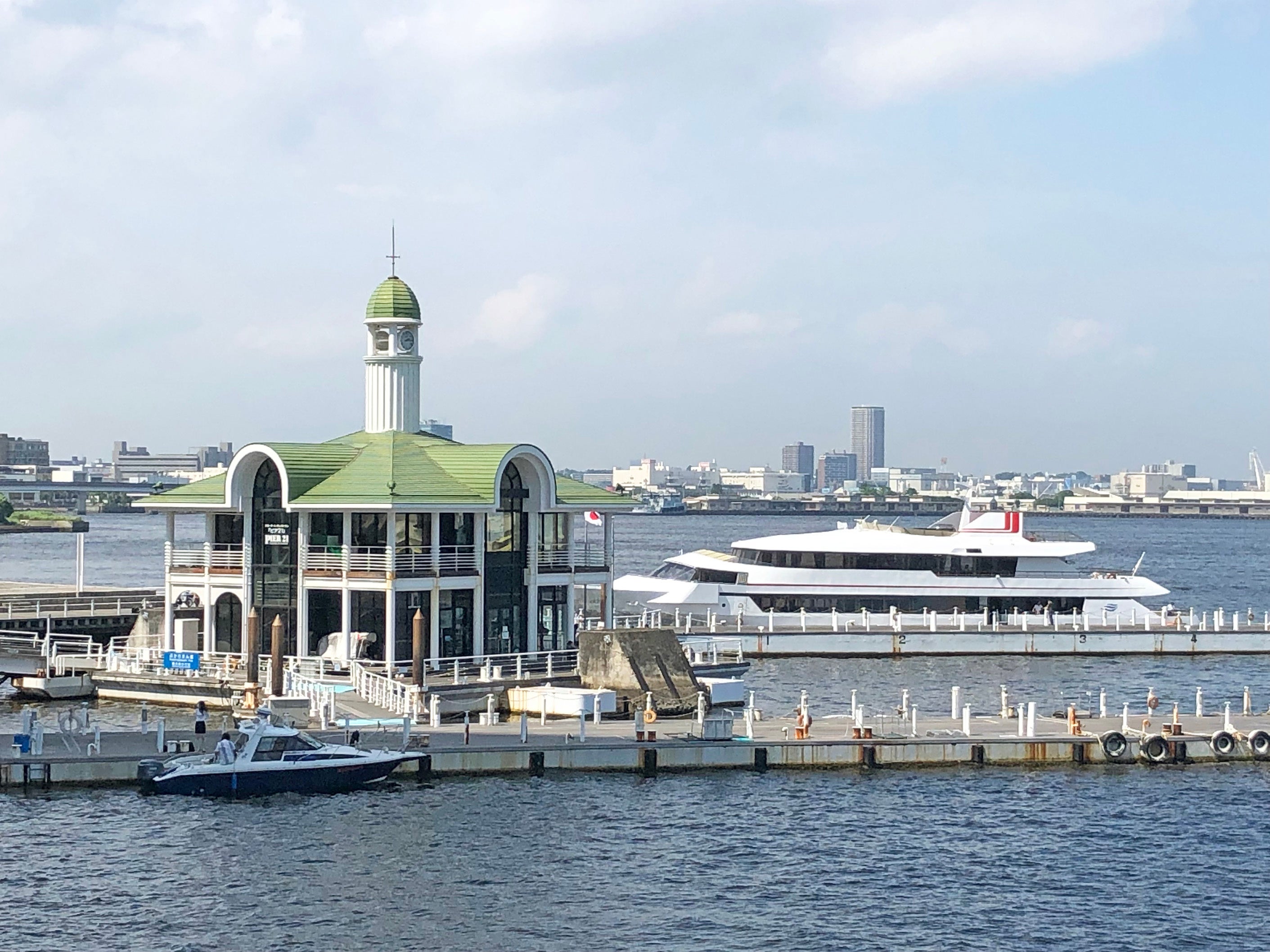 みなとみらいぷかり桟橋とレディクリスタル