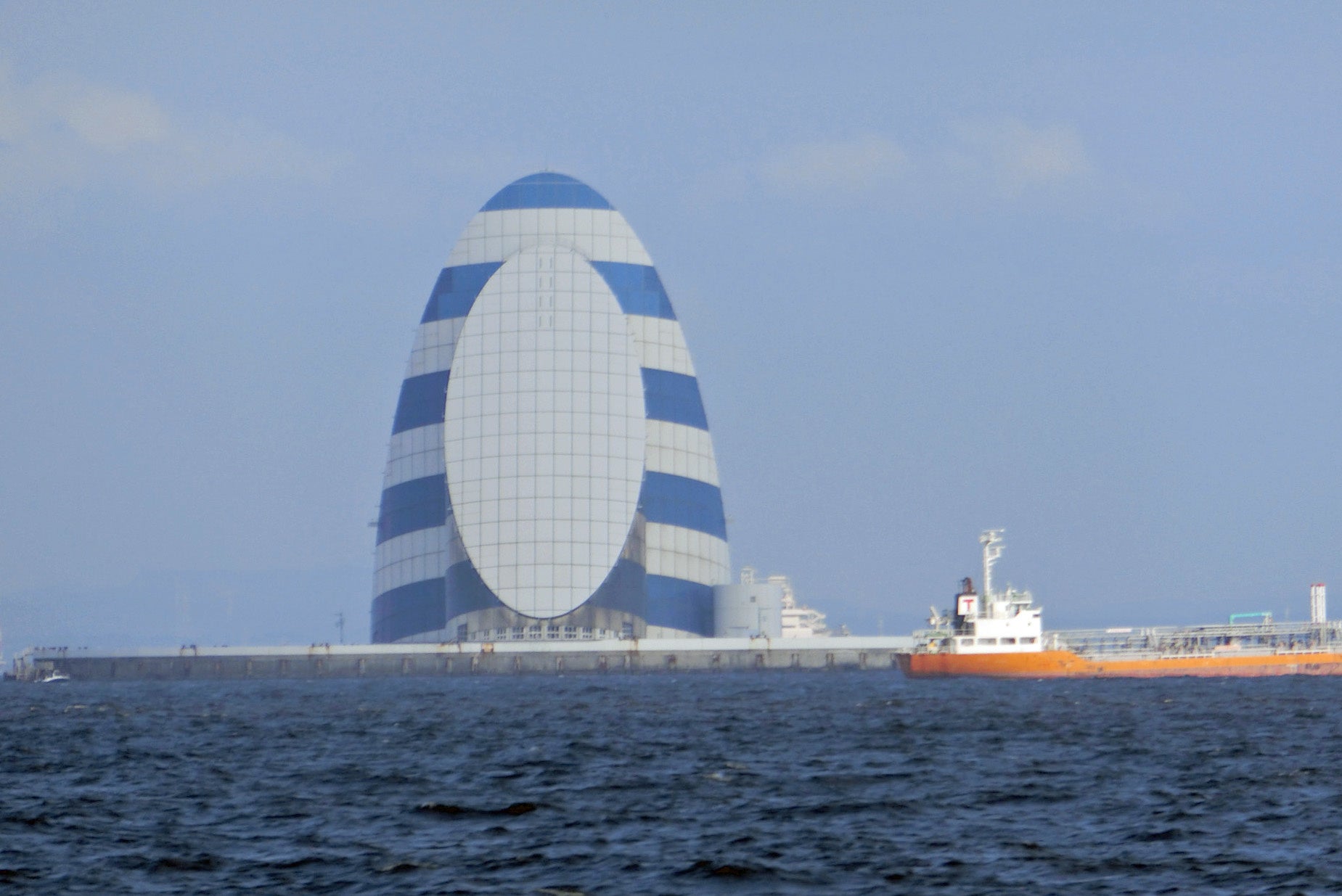 東京湾アクアライン　風の塔（2021年7月船上より撮影）