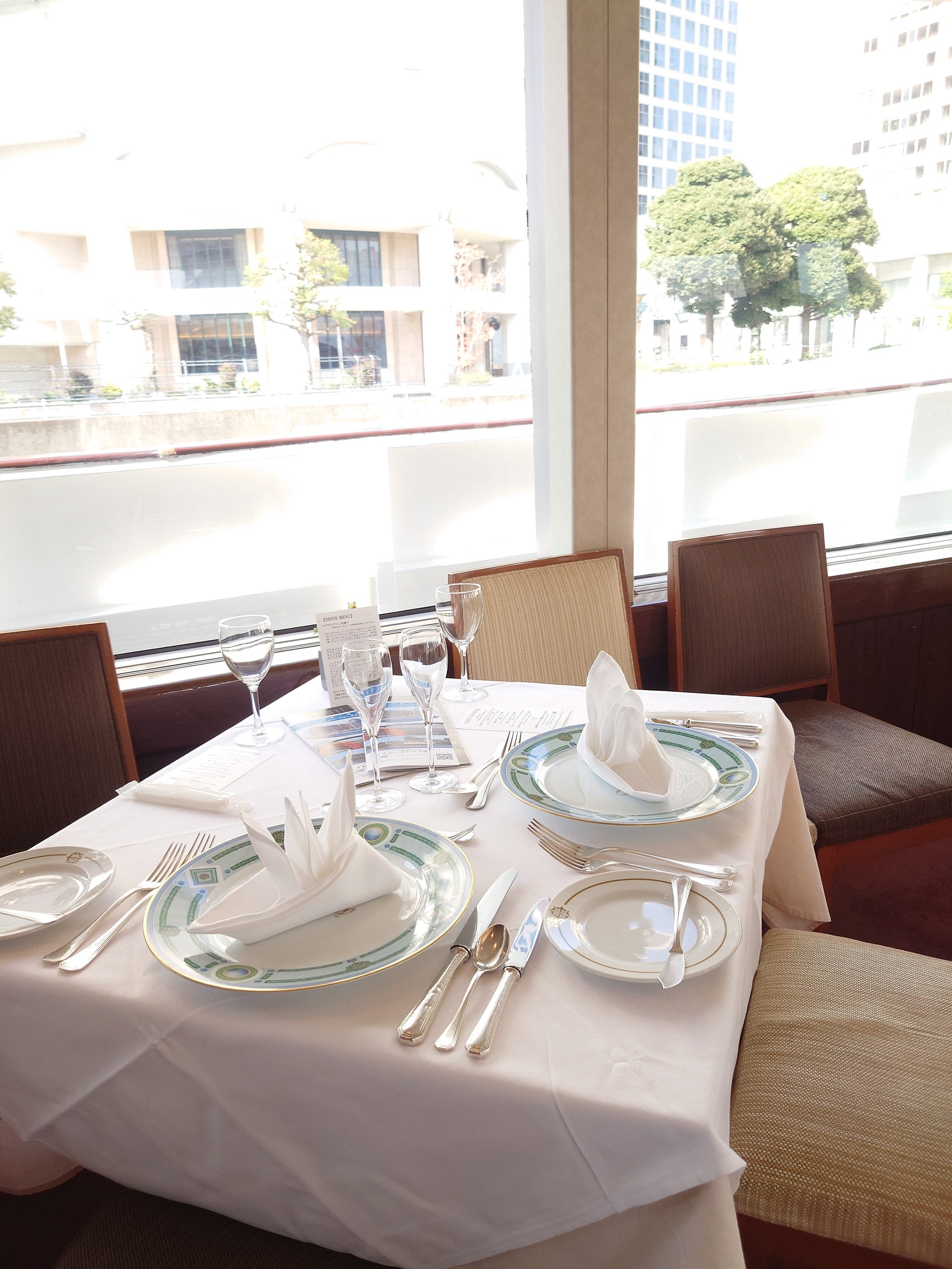 船内ゆったりとしたテーブルセット（イメージ）