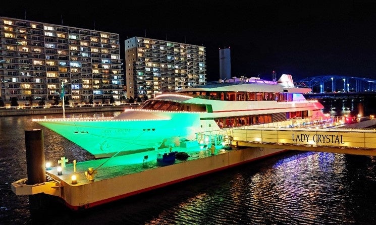 停泊する「レディ クリスタル」:クリスマスカラーにライトアップ