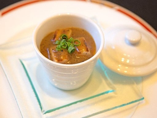 2品目:通常営業でも大変好評の洋風茶碗蒸し。 ふたを開けると、キノコの香りが広がります