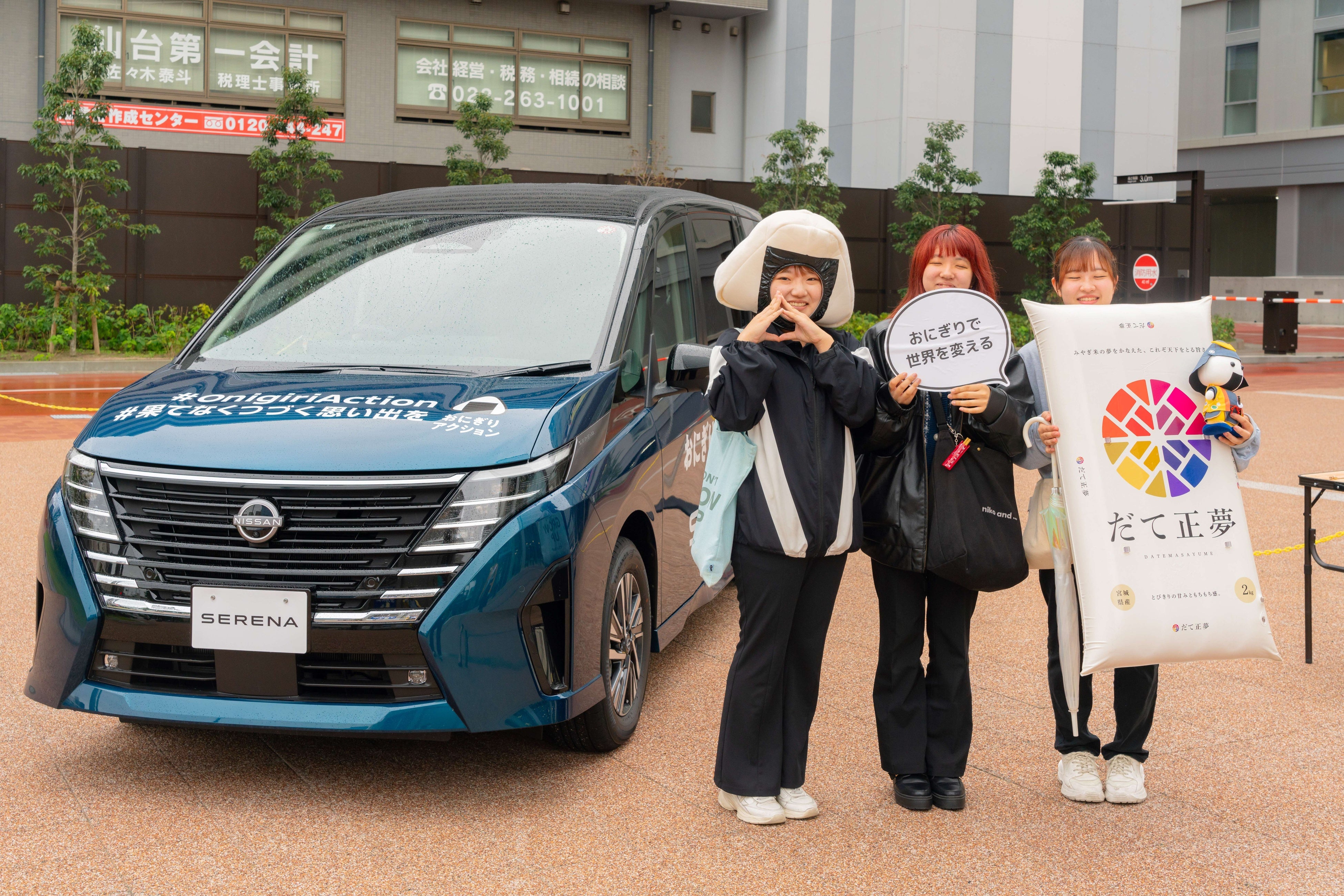 写真撮影を楽しむ来場者