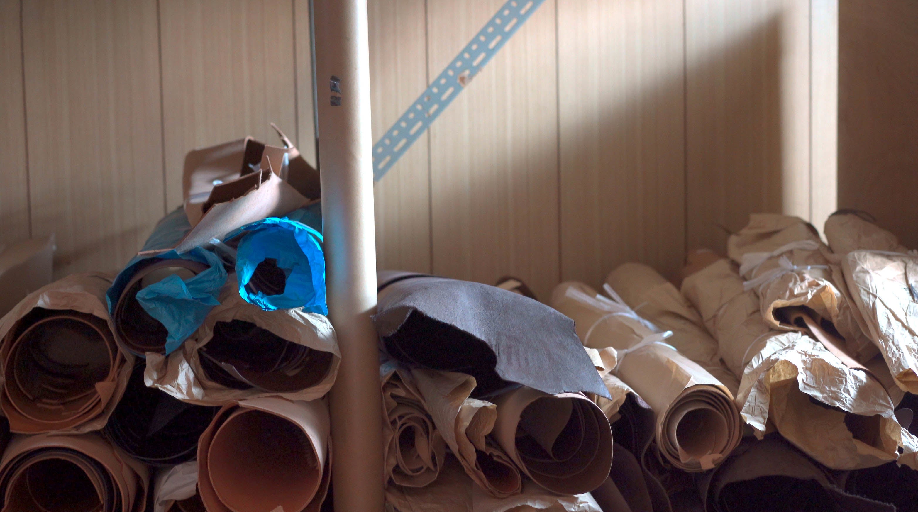 革は残りが多ければ工場でストックされ、端材の多くは破棄される