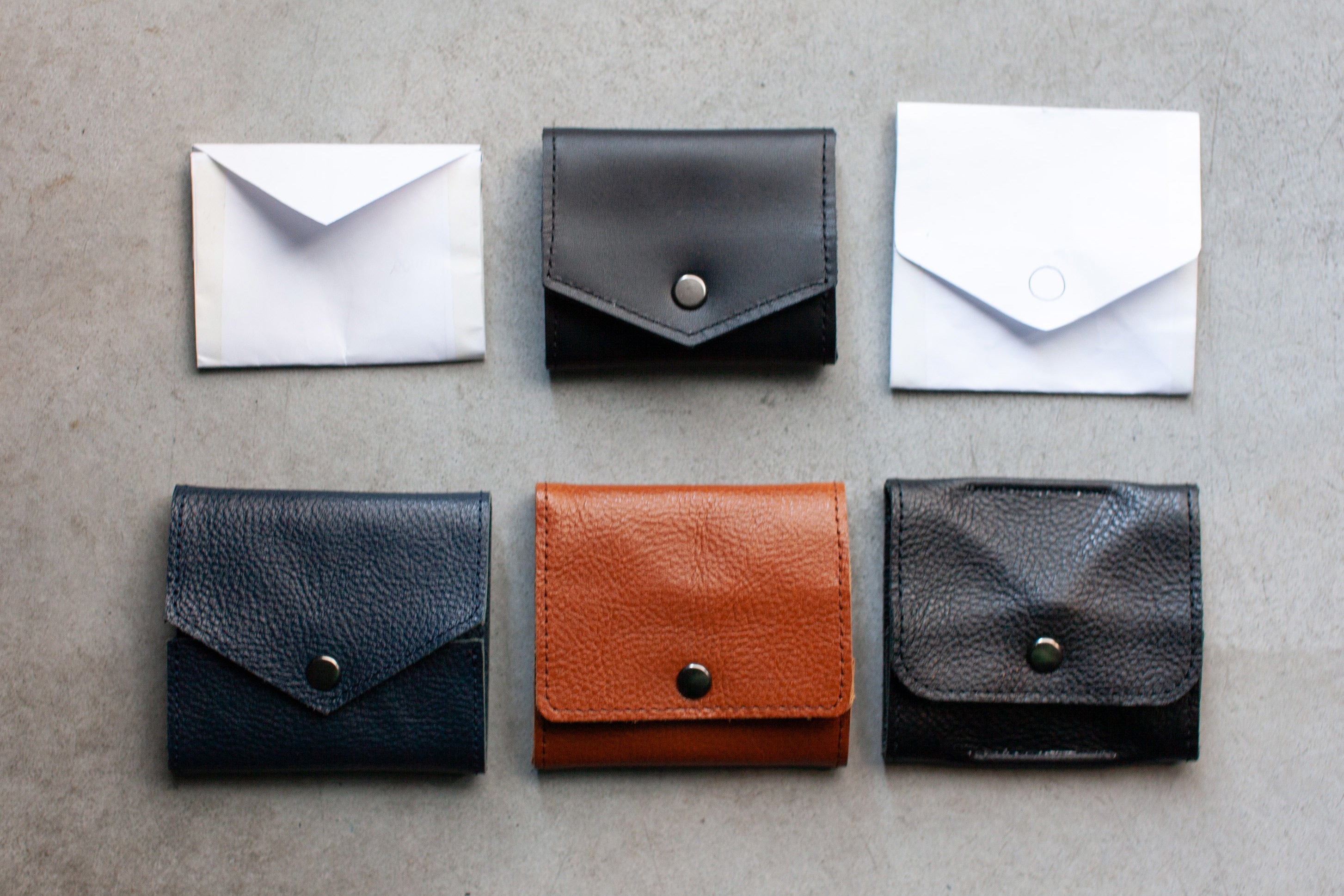 紙で作ったサンプルから、工場とともに作り上げた複数のサンプル品