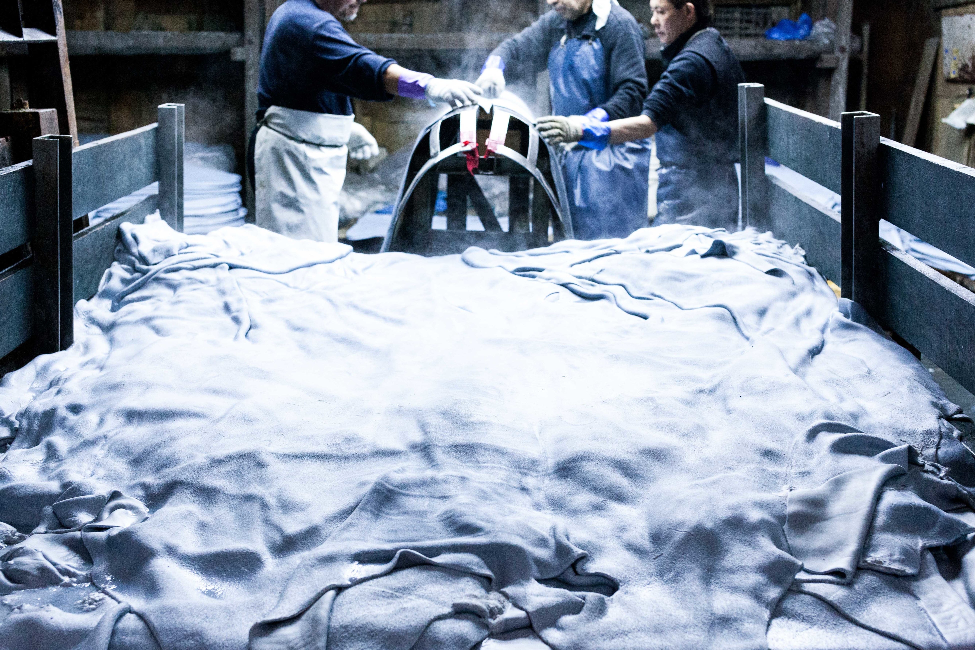 革一つひとつは丁寧に人の手がかかりなめされている