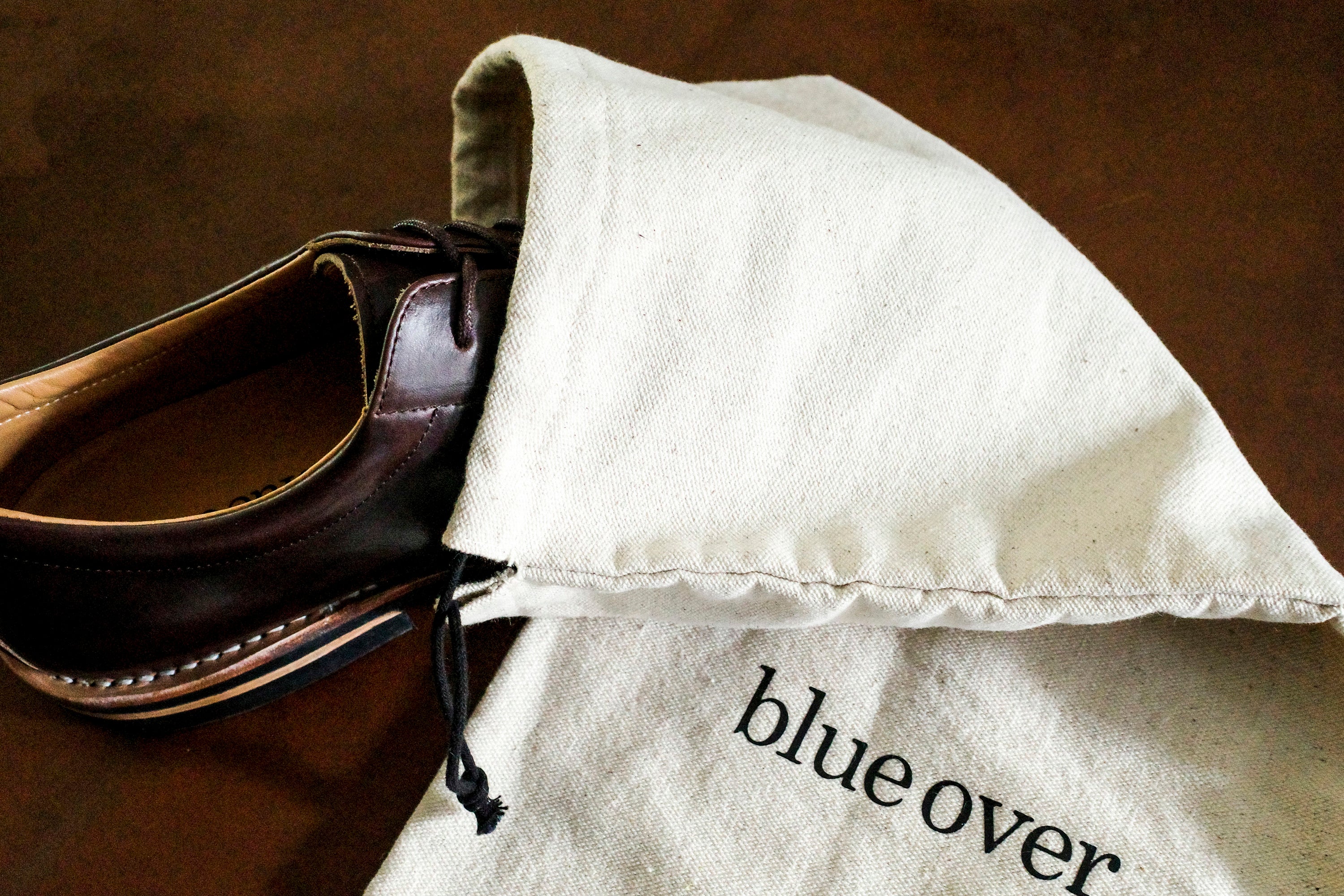 片足ずつ収納する専用シューズバッグ付属