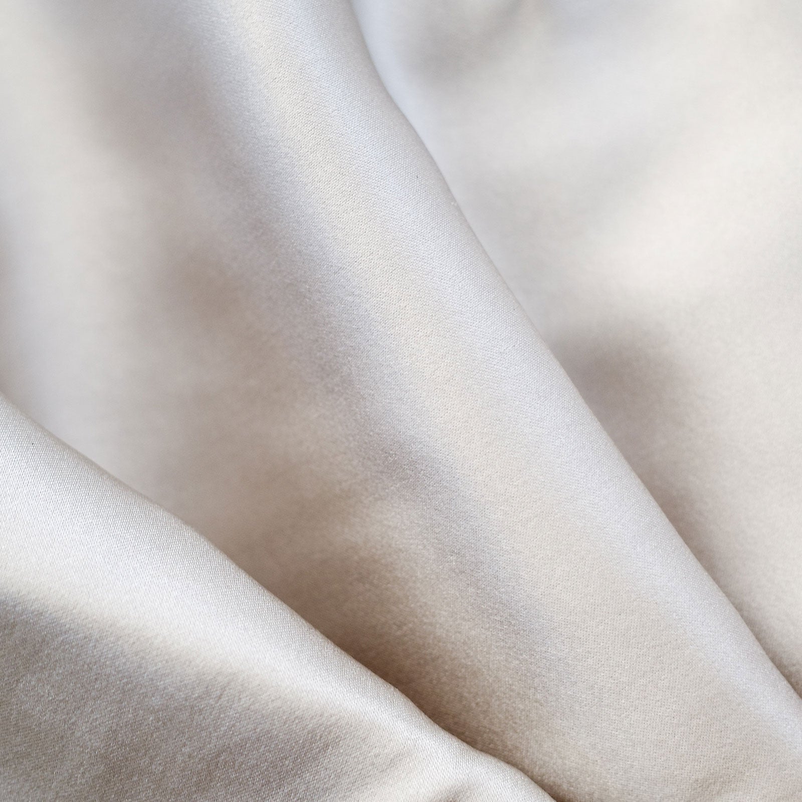 髪にあたる面はシルク100%生地を採用