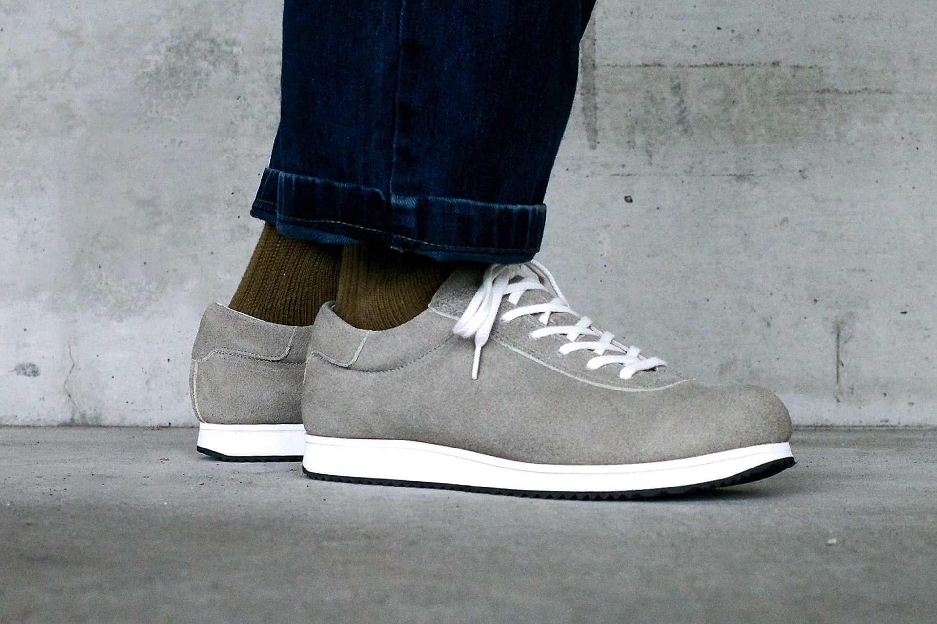 立つ、歩くためのスニーカー