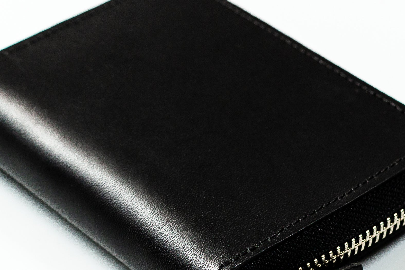 極力連続性のある面構成が作り出す上品なハイライト