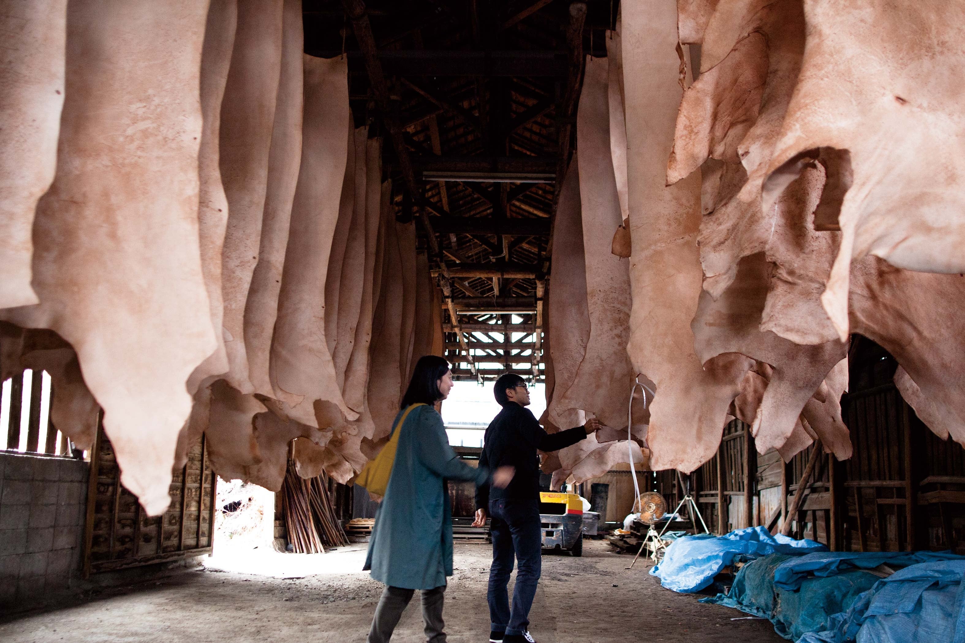 デザイナーは各地のタンナーを訪れた。
