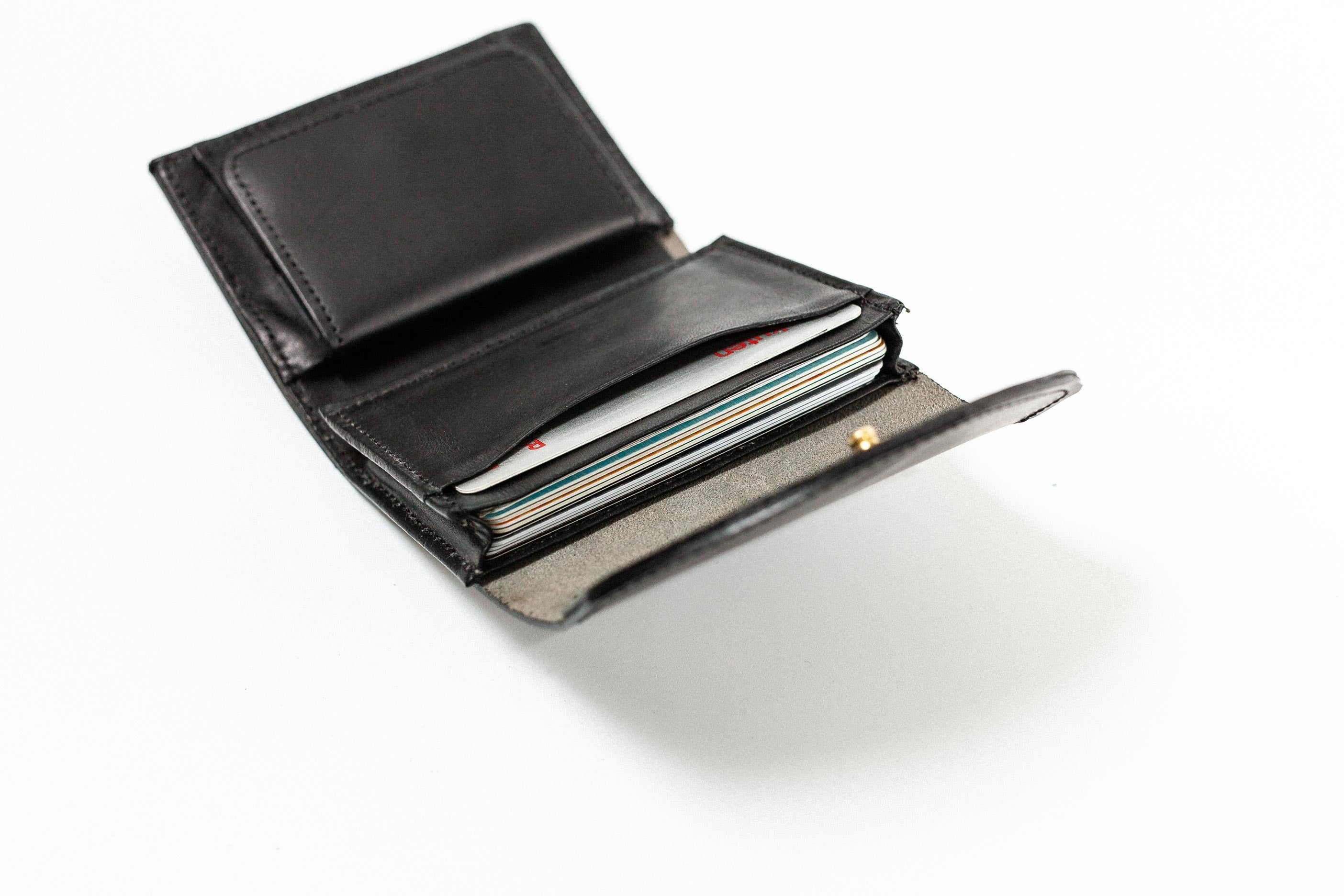 マチ付きのカードポケットが大容量の収納力を実現している。