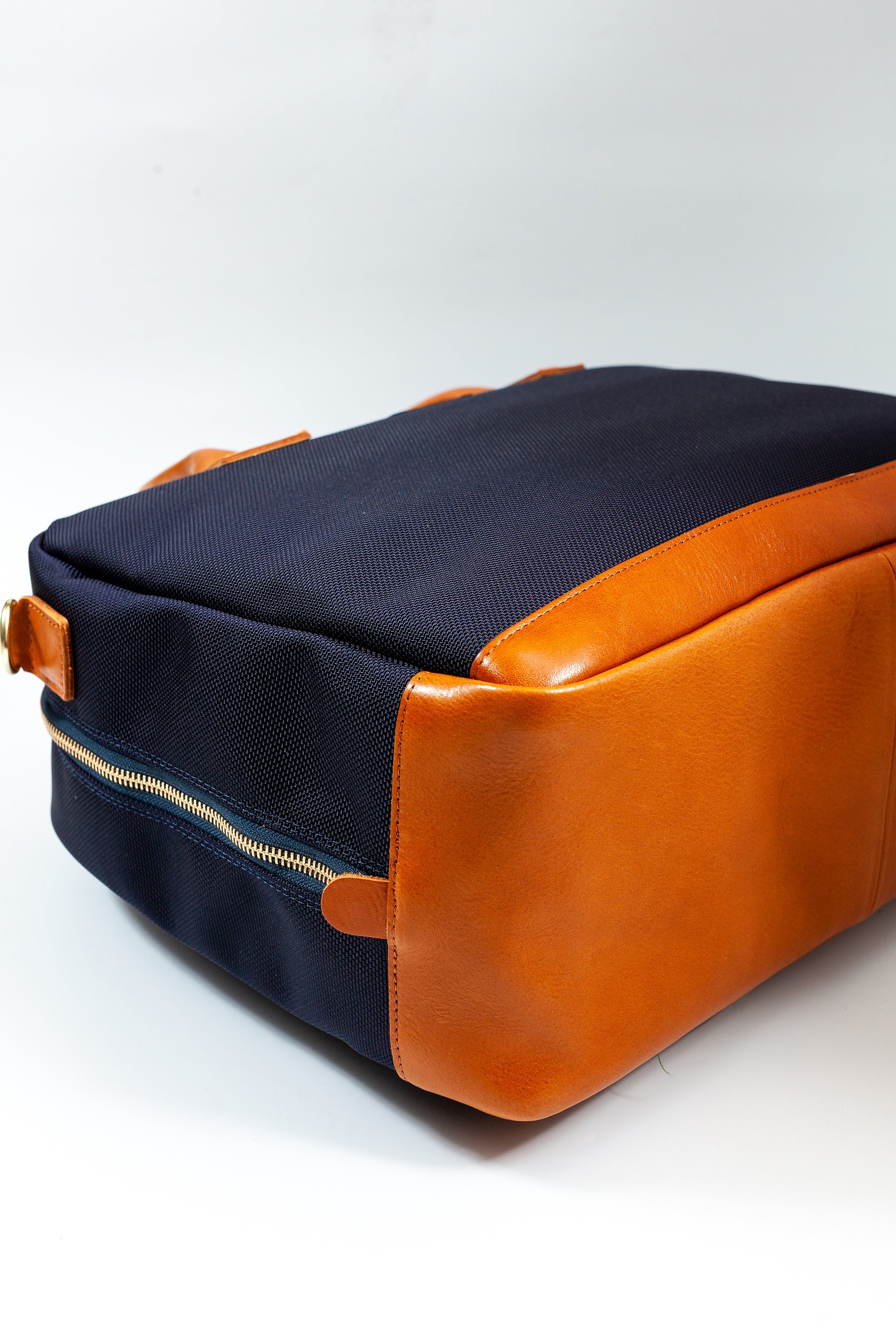 袴、底全面に厚口のレザーを配置