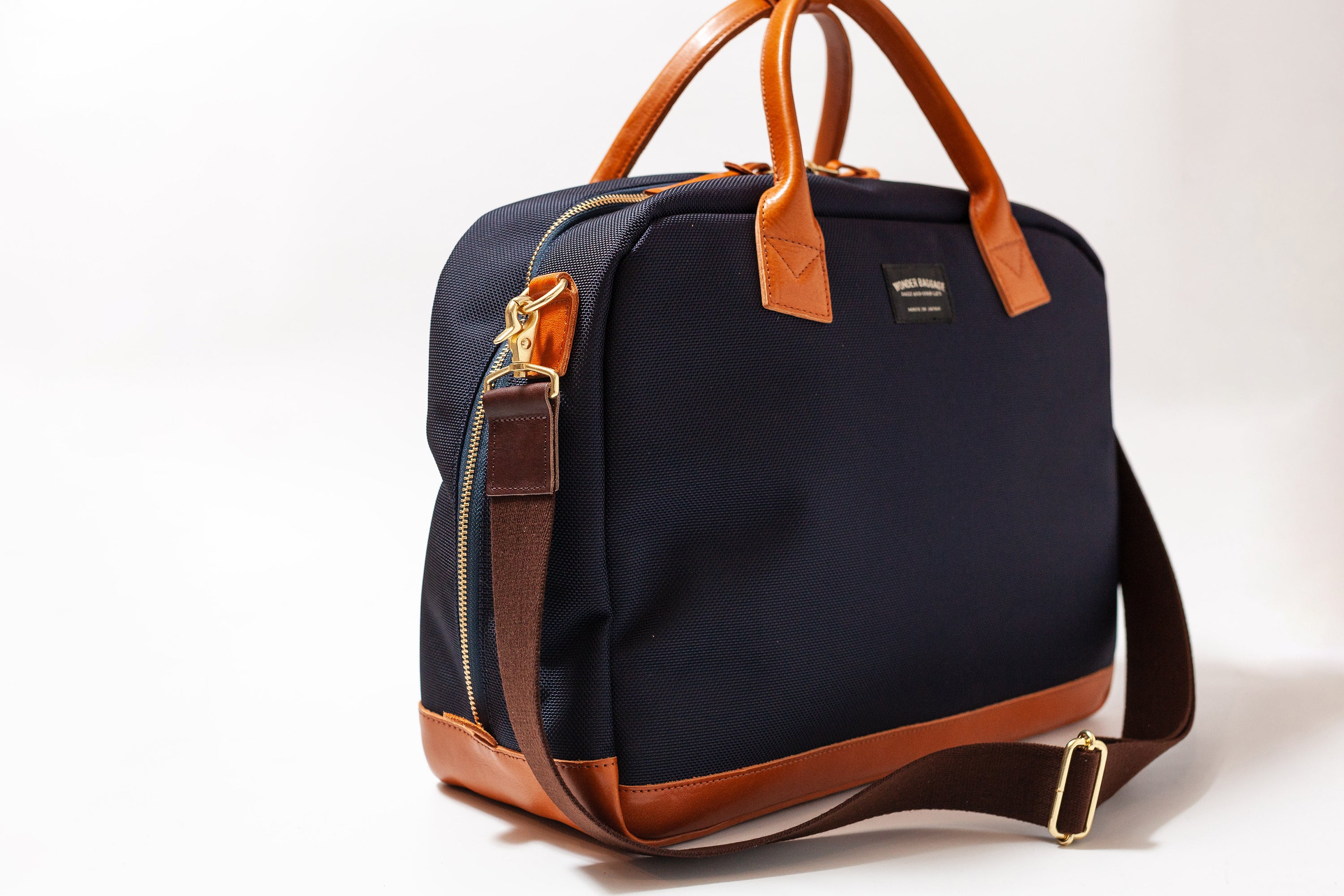 別売のショルダーベルトを装着すると肩掛け使用が可能