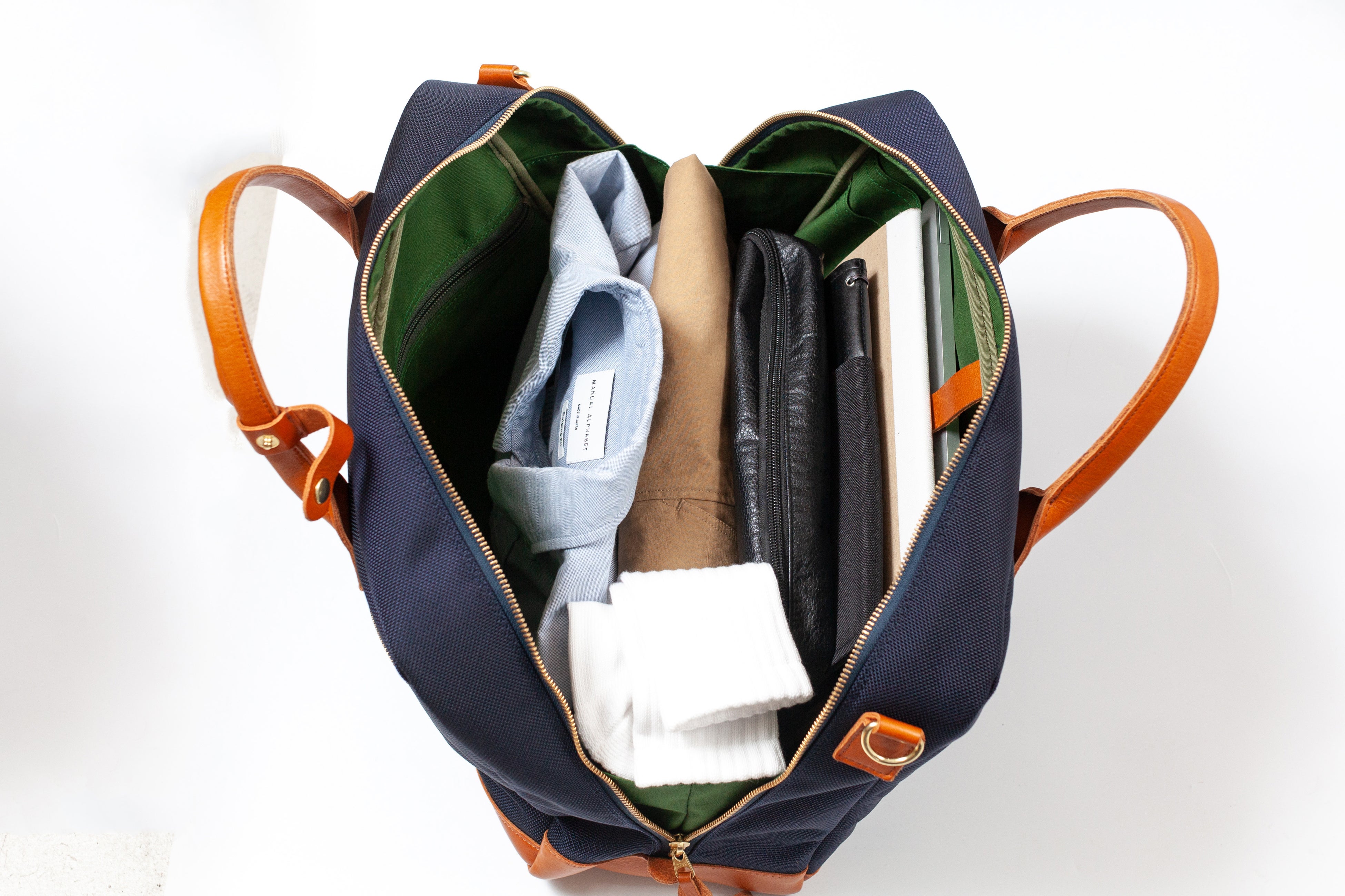 大口の開口は大きな荷物も容易に取り出し可能