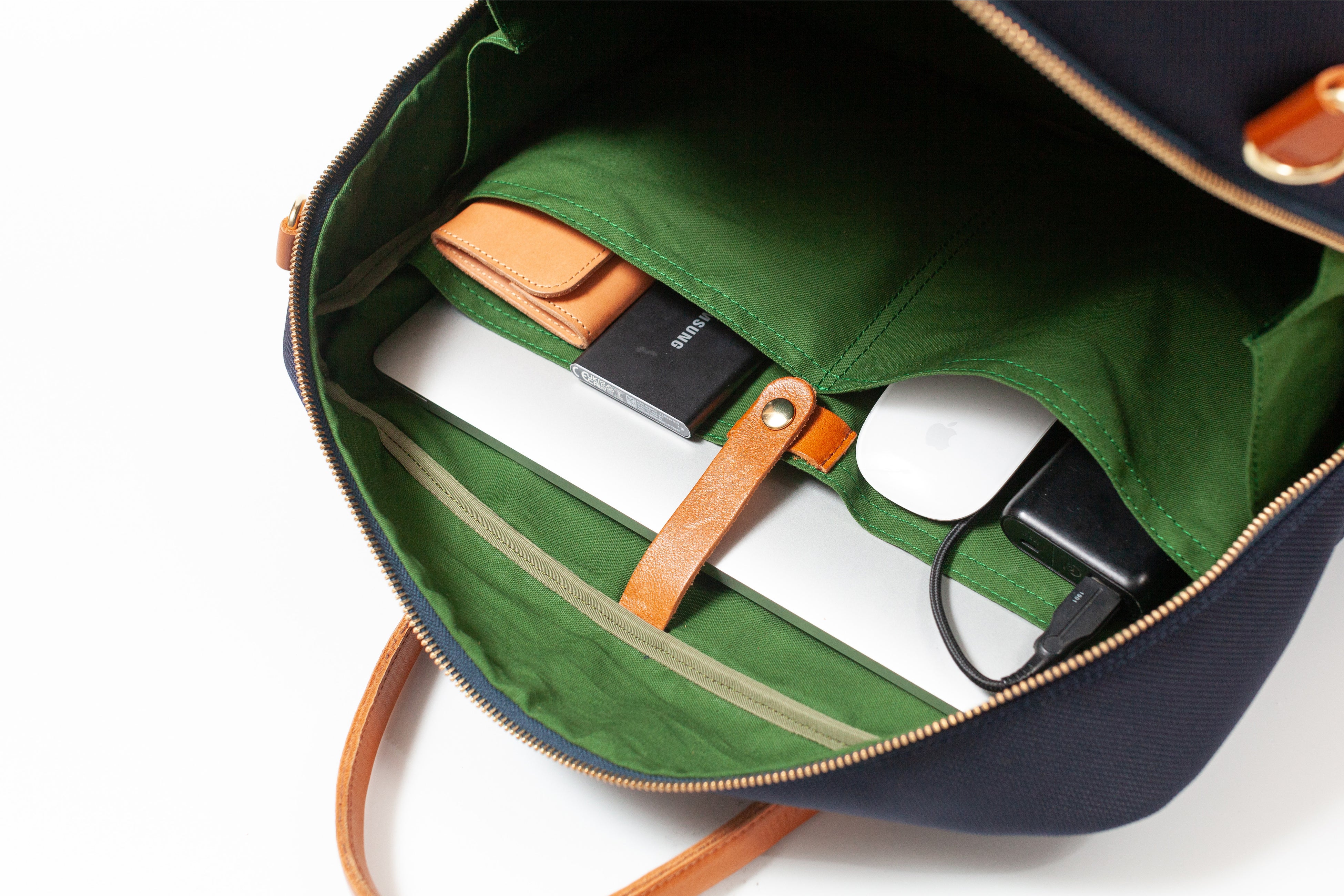 16インチＰＣとデバイスが収納可