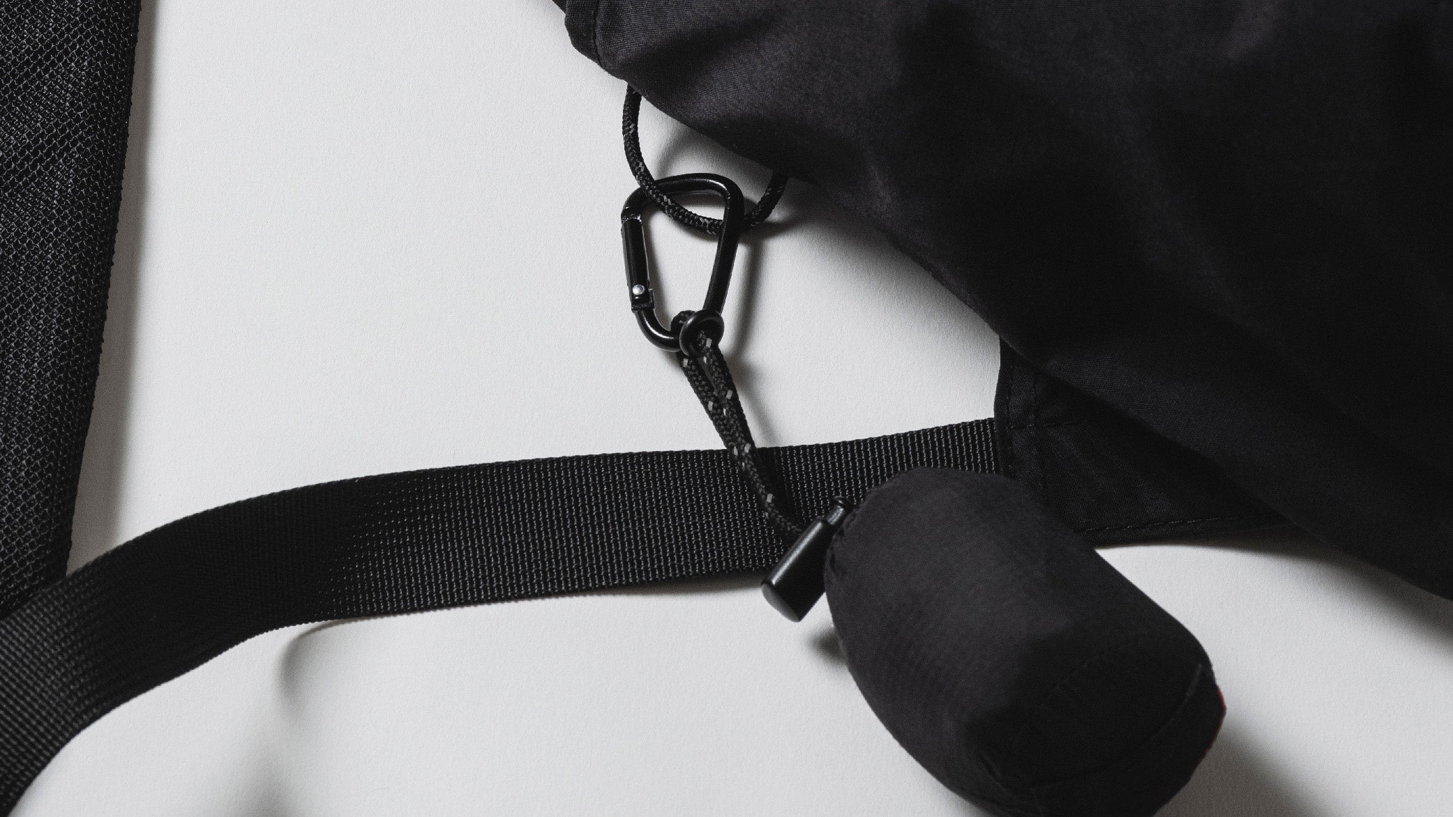 マチにはカラビナを取り付けるループ